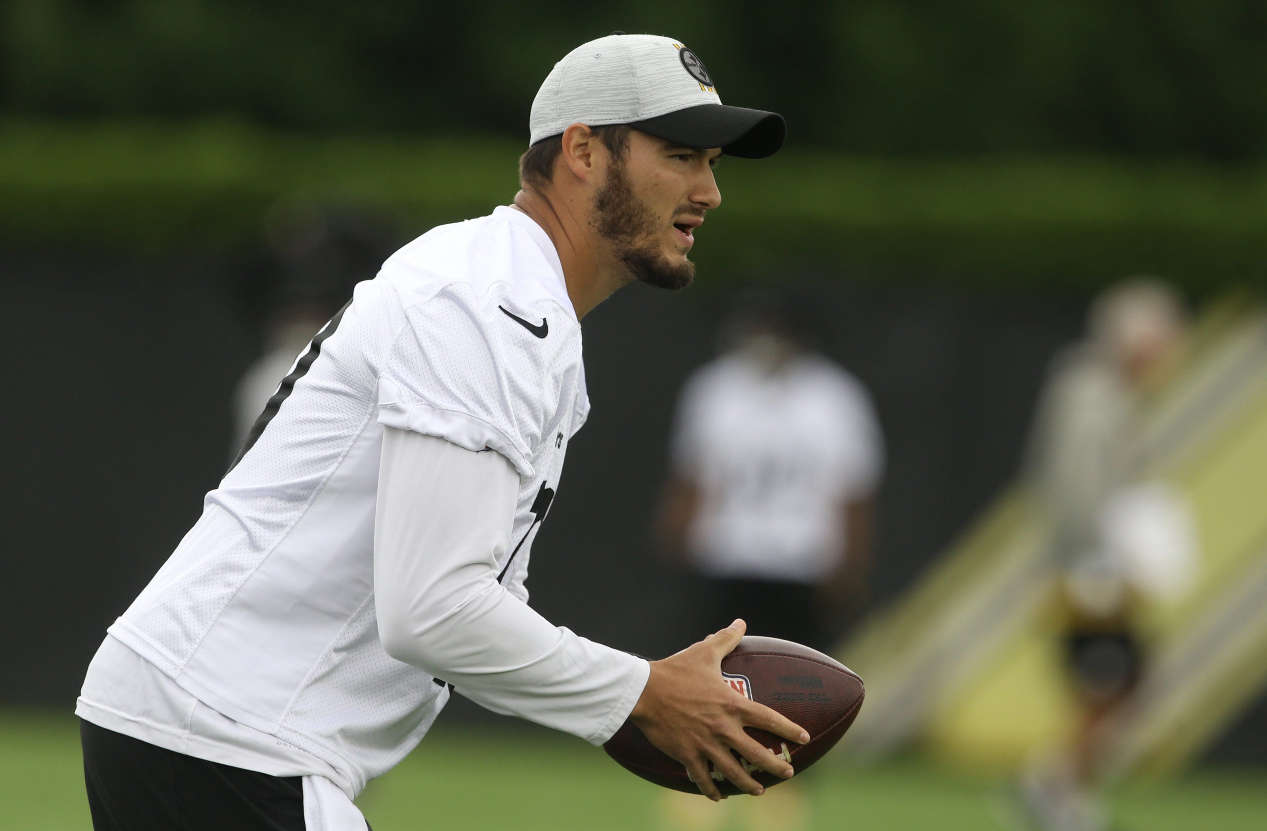 Jun 9, 2022; Pittsburgh, Pennsylvania, USA; Pittsburgh Steelers quarterback Mitch Trubisky (10) participates in minicamp at UPMC Rooney Sports Complex.. Mandatory Credit: Charles LeClaire-USA TODAY Sports