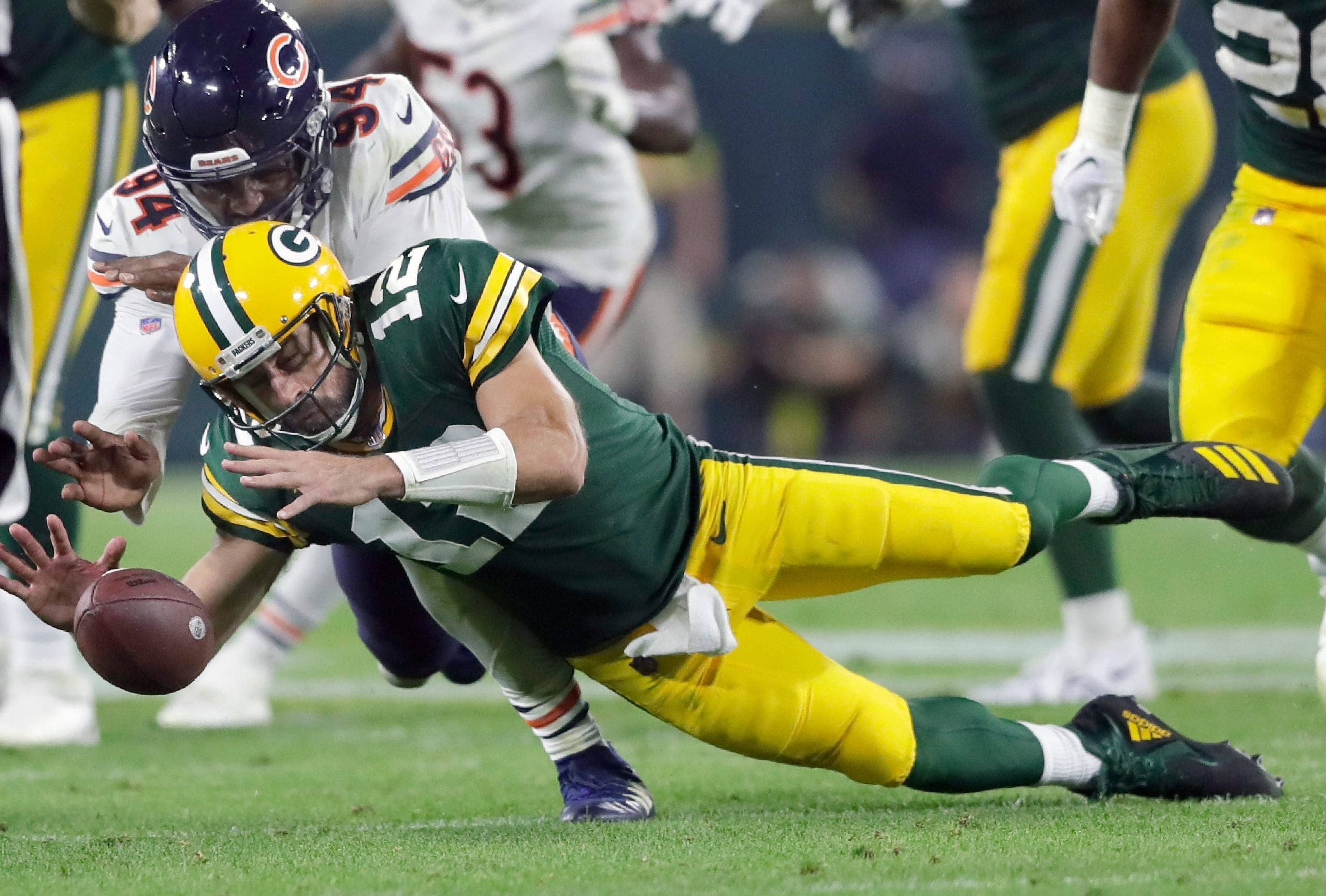 Green Bay Packers quarterback Aaron Rodgers (12) and Chicago Bears linebacker Robert Quinn (94) dive for a loose ball in the second half of their football game on Sunday, September 18, 2022 at Lambeau Field. in Green Bay, Wis. Wm. Glasheen USA TODAY NETWORK-Wisconsin Apc Pack Vs Bears 4204 091822wag