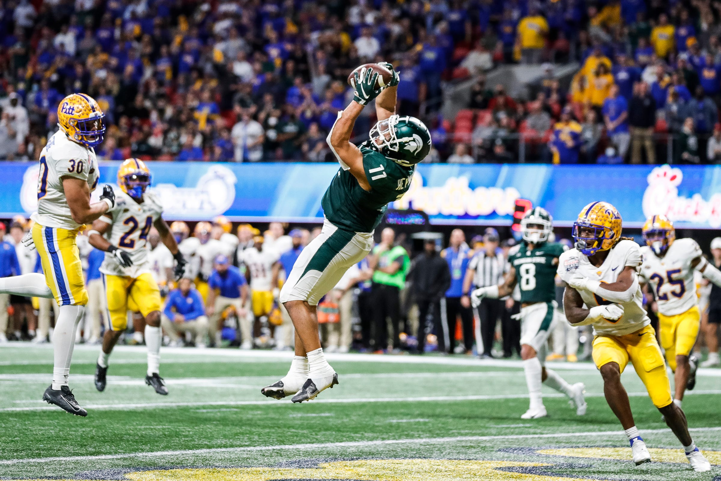 Michigan State tight end Connor Heyward catches for a touchdown against Pittsburgh during the second half of the Spartans' 31-21 win in the Peach Bowl at Mercedes-Benz Stadium in Atlanta on Thursday, Dec. 30, 2021.