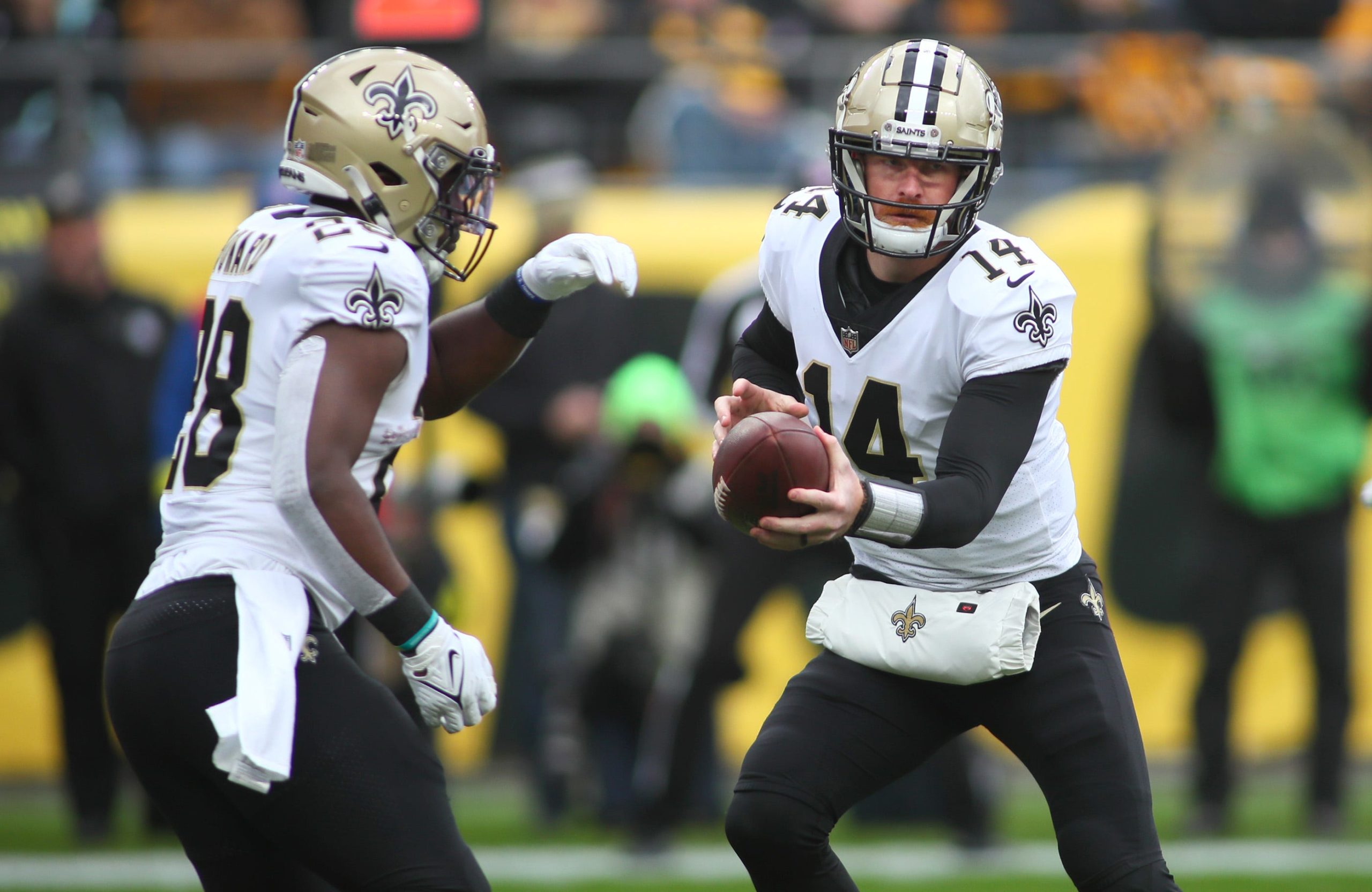 New Orleans Saints Andy Dalton (14) hands the ball of to Jordan Howard (28) during the first half against the Pittsburgh Steelers at Acrisure Stadium in Pittsburgh, PA on November 13, 2022. Pittsburgh Steelers Vs New Orleans Saints Week 10