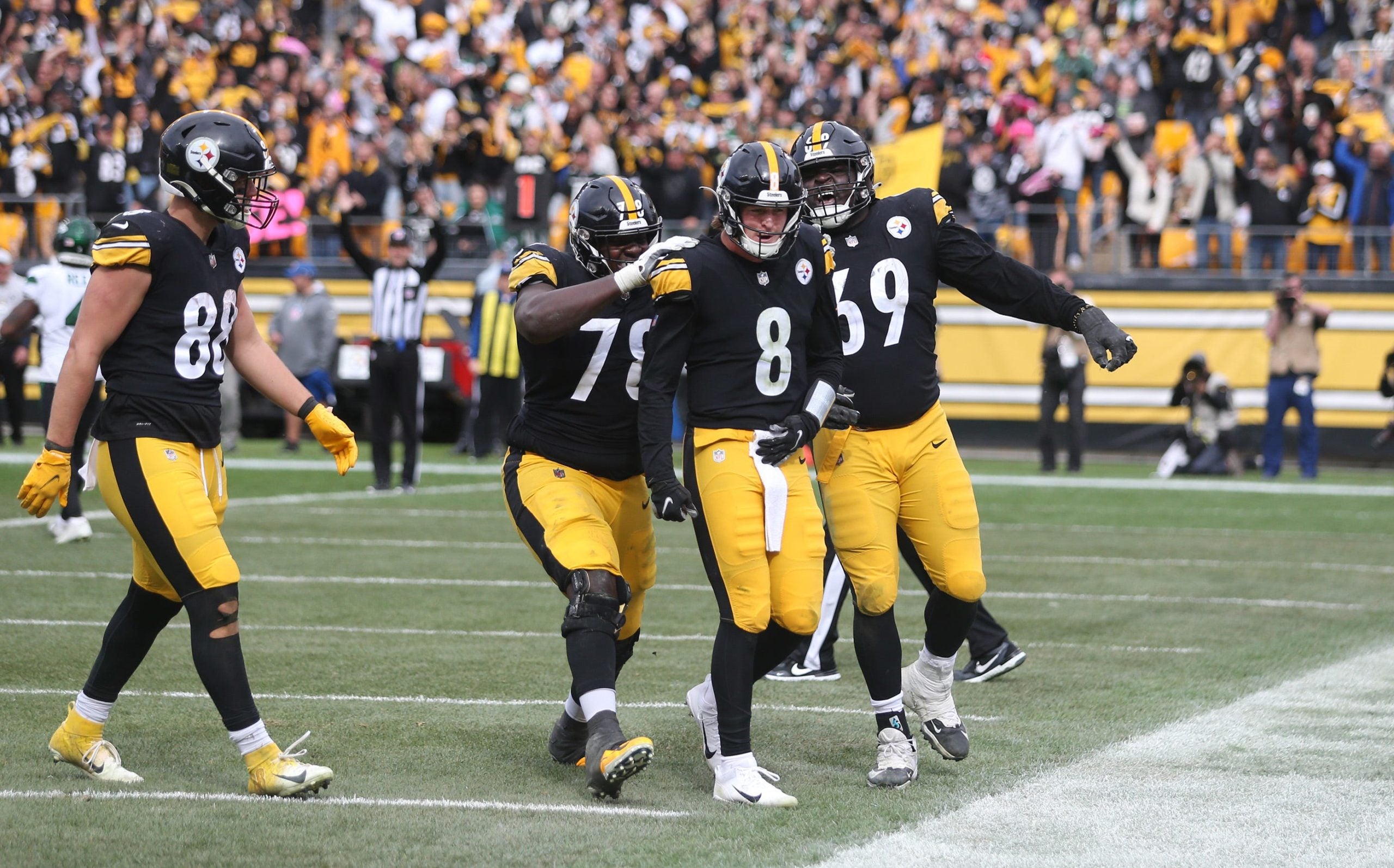 Kenny Pickett (8) of the Pittsburgh Steelers celebrates his touchdown with his teammates during the second half against the New York Jets at Acrisure Stadium in Pittsburgh, PA on October 2, 2022. Pittsburgh Steelers Vs New York Jets Week 4