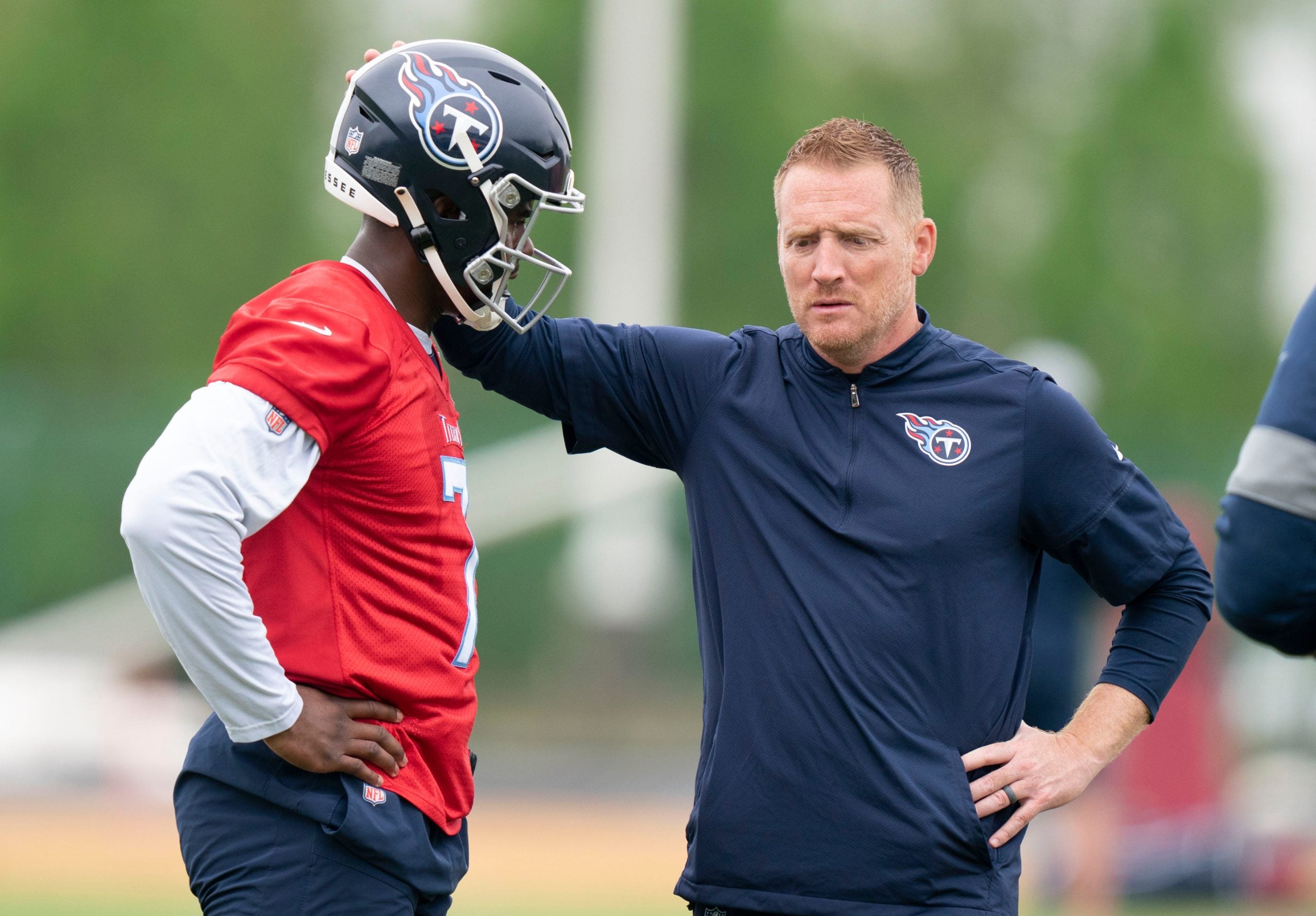 Tennessee Titans offensive coordinator Todd Downing pats quarterback Malik Willis (7) on the helmet during practice at Saint Thomas Sports Park Tuesday, May 24, 2022, in Nashville, Tenn. Nas Titans Ota 042
