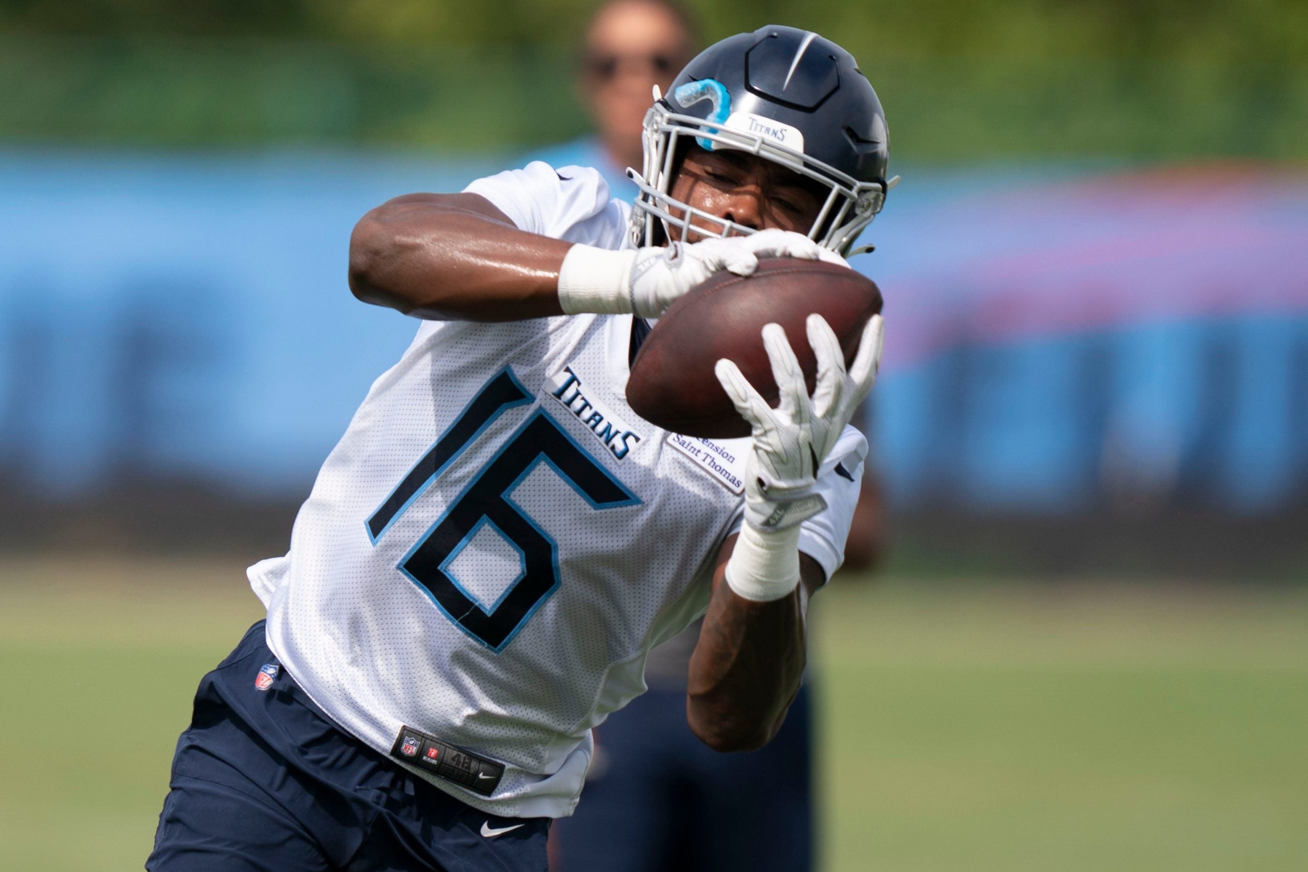 Tennessee Titans wide receiver Treylon Burks (16) pulls in a catch during a training camp practice at Ascension Saint Thomas Sports Park Saturday, July 30, 2022, in Nashville, Tenn. Nas 0730 Titans 038