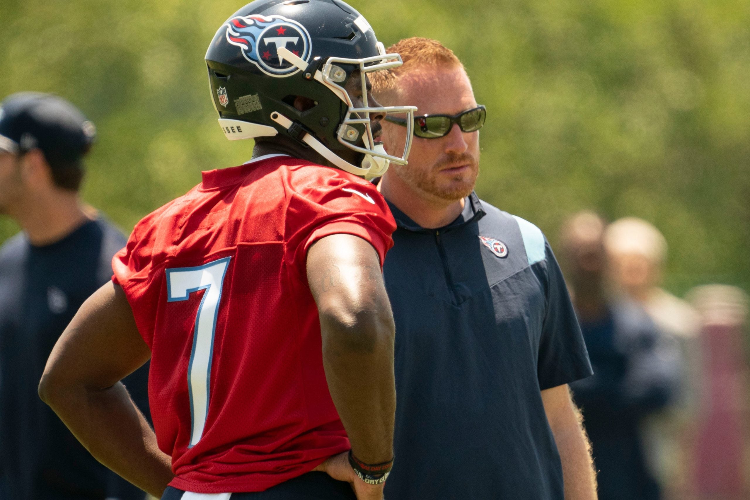 Titans quarterback Malik Willis (7) talks with offensive coordinator Todd Downing during a Rookie Mini-Camp practice at Saint Thomas Sports Park Friday, May 13, 2022, in Nashville, Tenn. Nas Titans Rookies 013