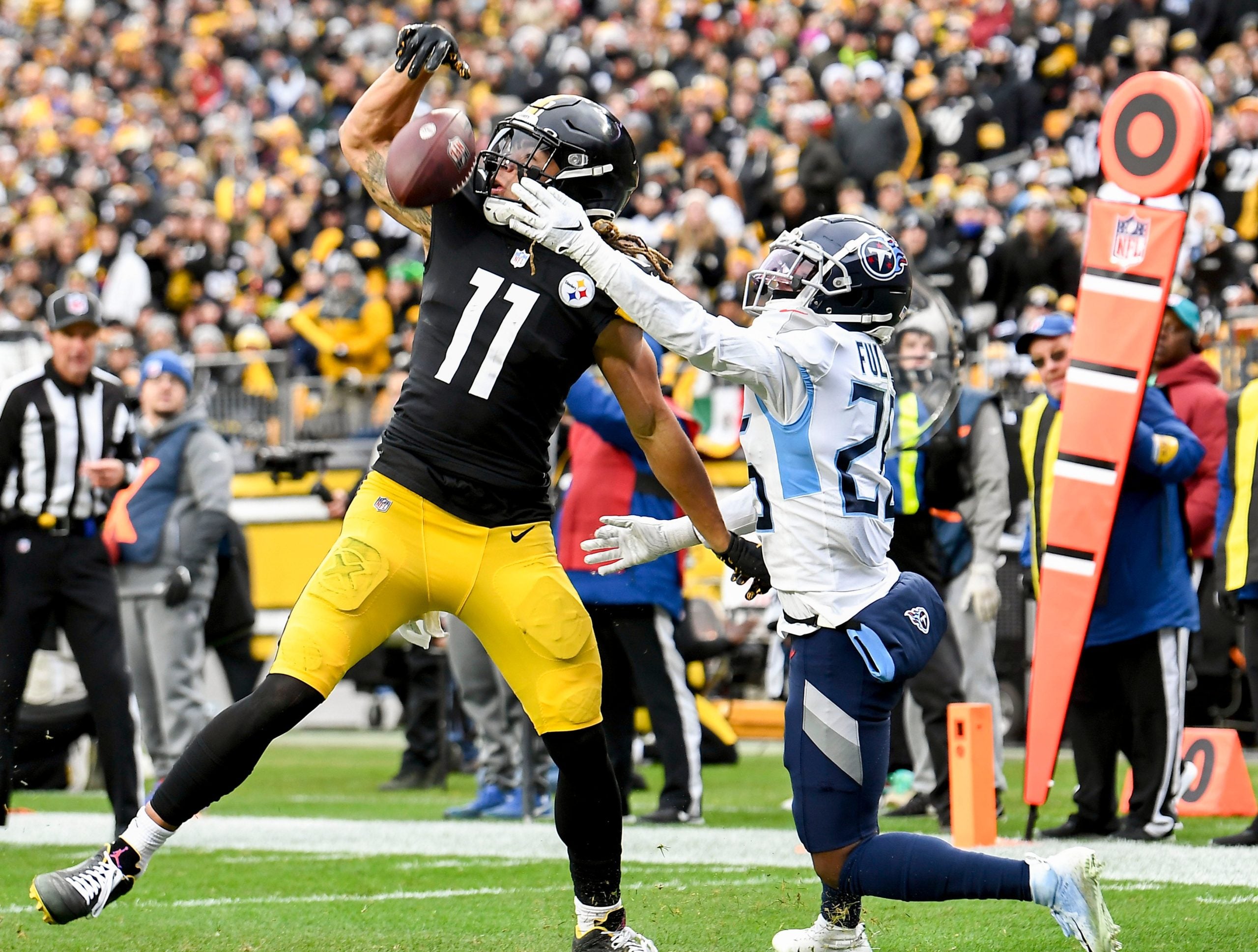 Tennessee Titans cornerback Kristian Fulton (26) gets called for pass interference trying to break up a pass to Pittsburgh Steelers wide receiver Chase Claypool (11) in the end zone during the fourth quarter at Heinz Field Sunday, Dec. 19, 2021 in Pittsburgh, Pa. Titans Steelers 120