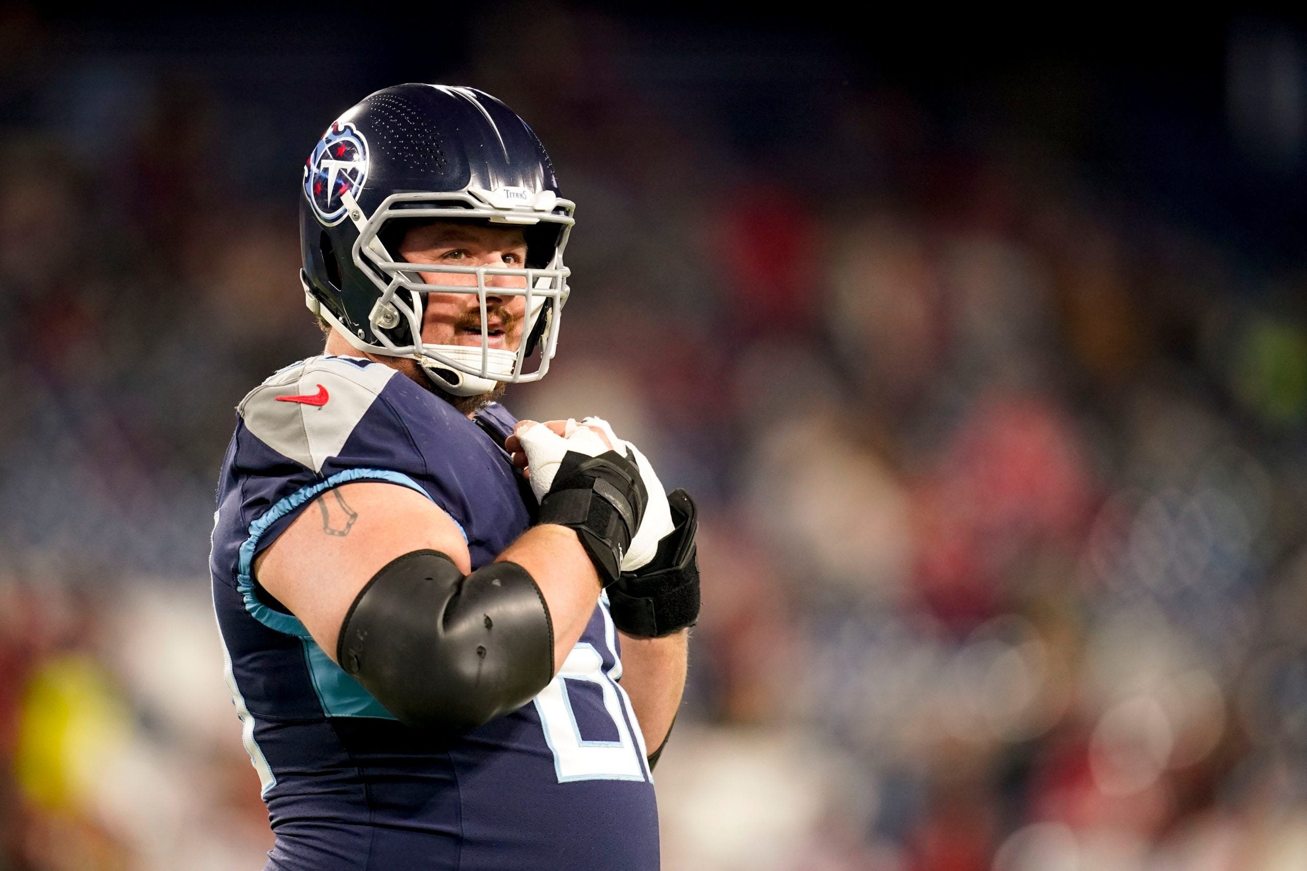 Tennessee Titans center Ben Jones (60) warms up before the start of their game against the 49ers at Nissan Stadium Thursday, Dec. 23, 2021 in Nashville, Tenn. Titans 49ers 023
