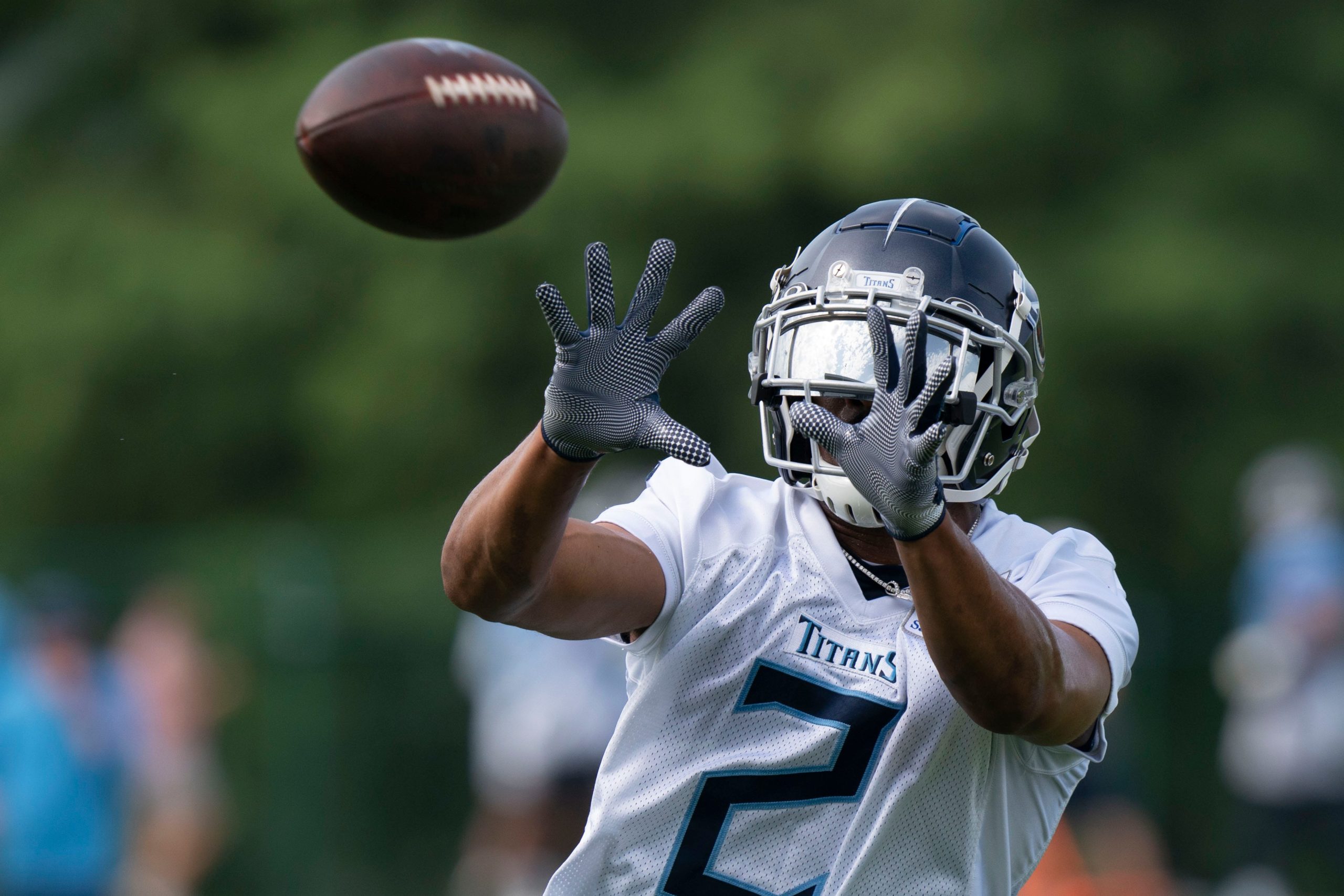 Tennessee Titans wide receiver Robert Woods (2) pulls in a catch during practice at Saint Thomas Sports Park Tuesday, June 14, 2022, in Nashville, Tenn. Nas Titans Mini Camp 012