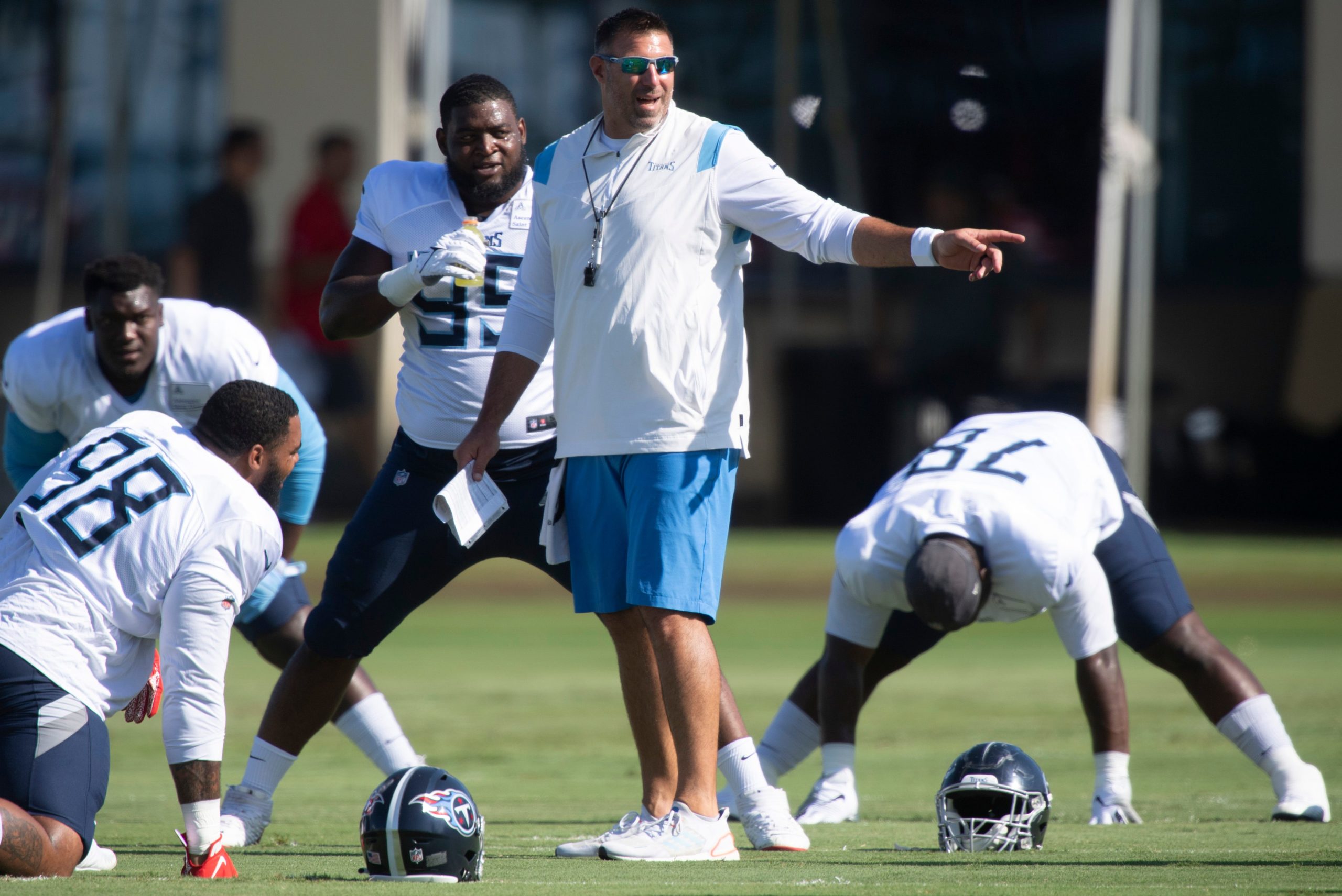 Tennessee Titans head coach Mike Vrabel talks with his players during a joint training camp practice against the Tampa Bay Buccaneers at AdventHealth Training Center Thursday, Aug. 19, 2021 in Tampa, Fla. Nas Titans Bucs 018