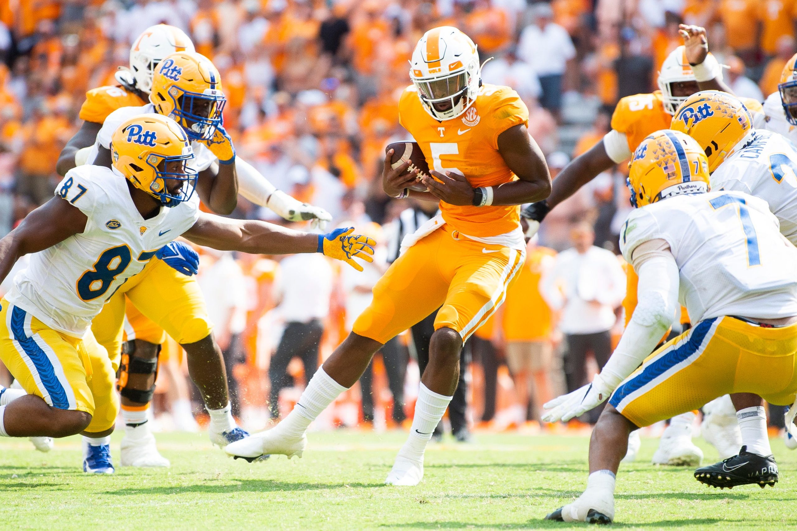 Tennessee quarterback Hendon Hooker (5) runs the ball during a football game between the Tennessee Volunteers and the Pittsburgh Panthers in Neyland Stadium on Saturday, Sept. 11, 2021. Kns Ut Pitt Footbal Bp