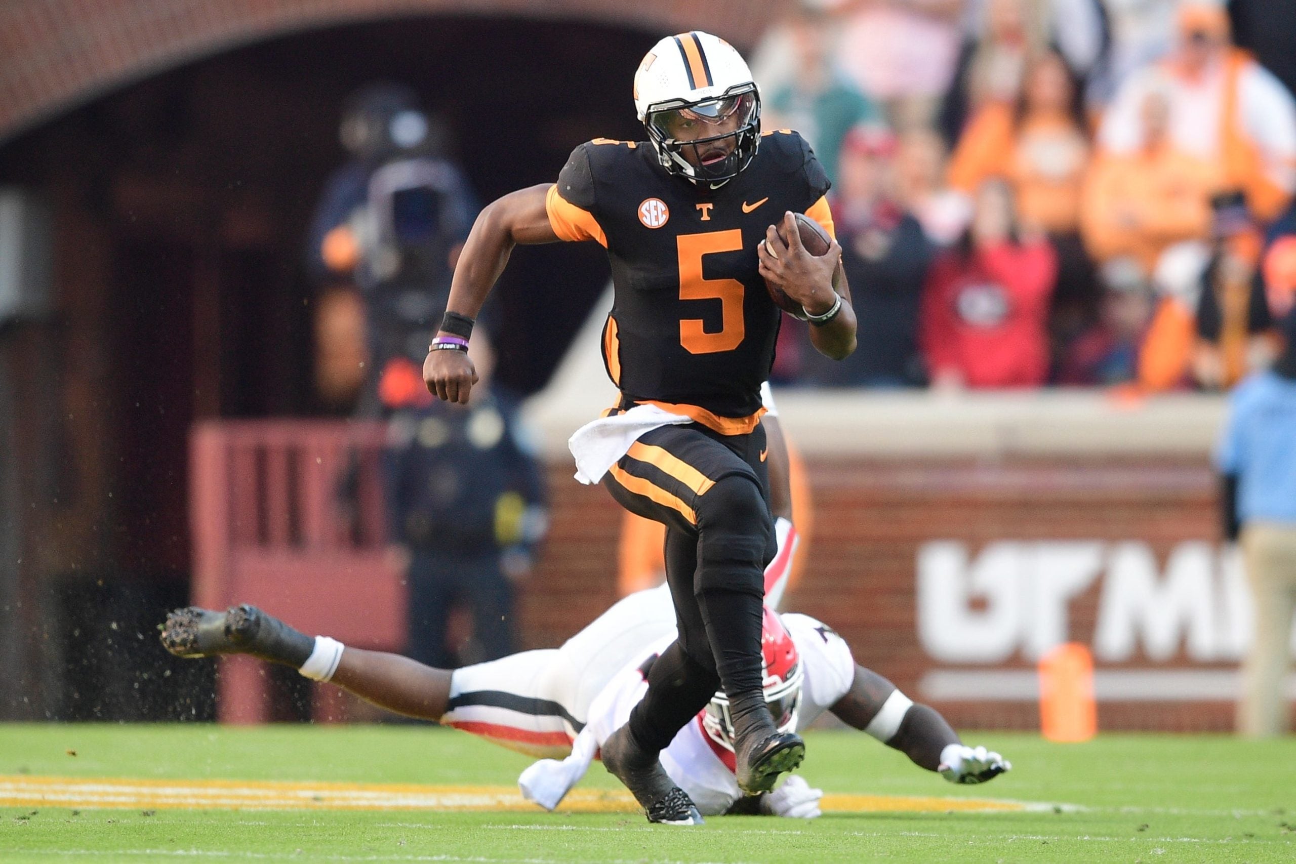 Tennessee quarterback Hendon Hooker (5) runs the ball during an SEC football homecoming game between the Tennessee Volunteers and the Georgia Bulldogs in Neyland Stadium in Knoxville on Saturday, Nov. 13, 2021. Tennesseegeorgia1113 1331