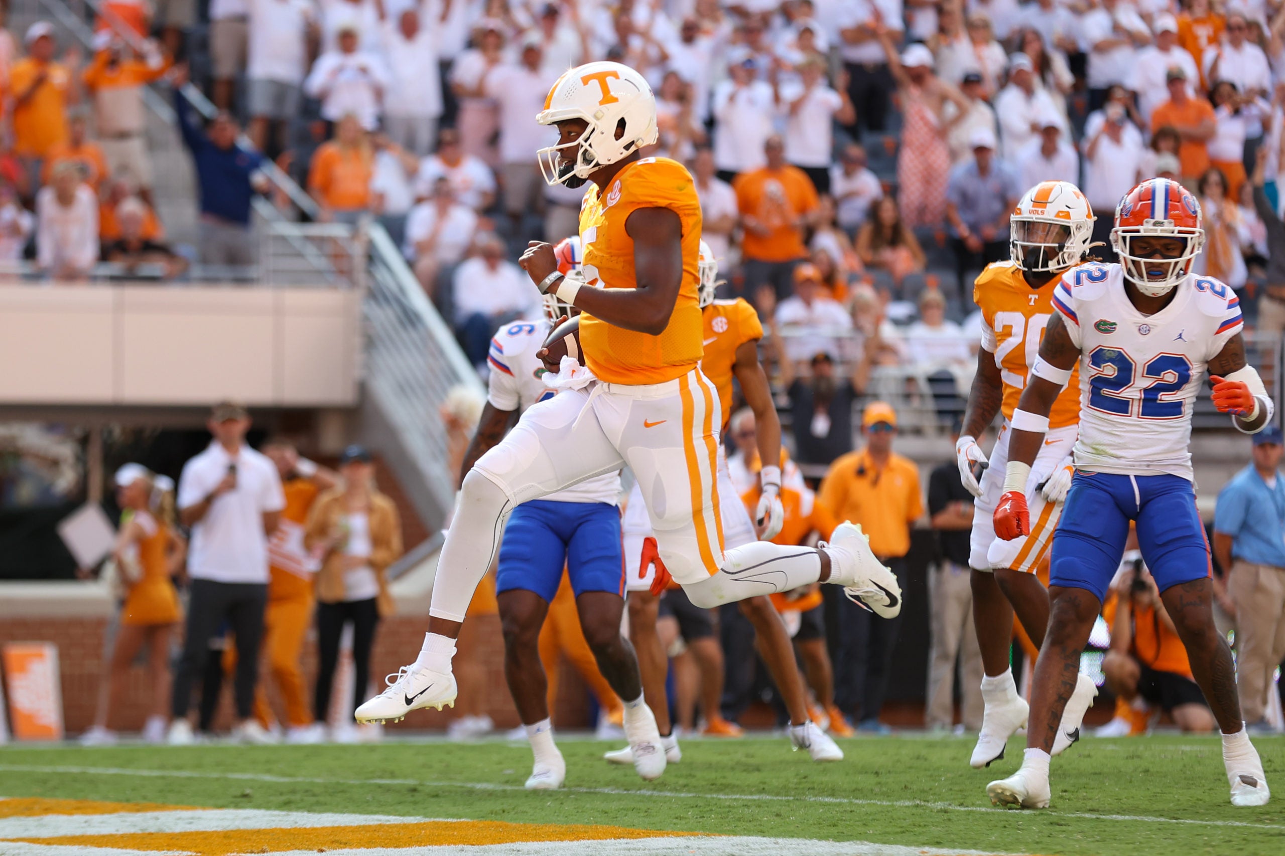 Sep 24, 2022; Knoxville, Tennessee, USA; Tennessee Volunteers quarterback Hendon Hooker (5) runs for a touchdown against the Florida Gators during the first half at Neyland Stadium. Mandatory Credit: Randy Sartin-USA TODAY Sports