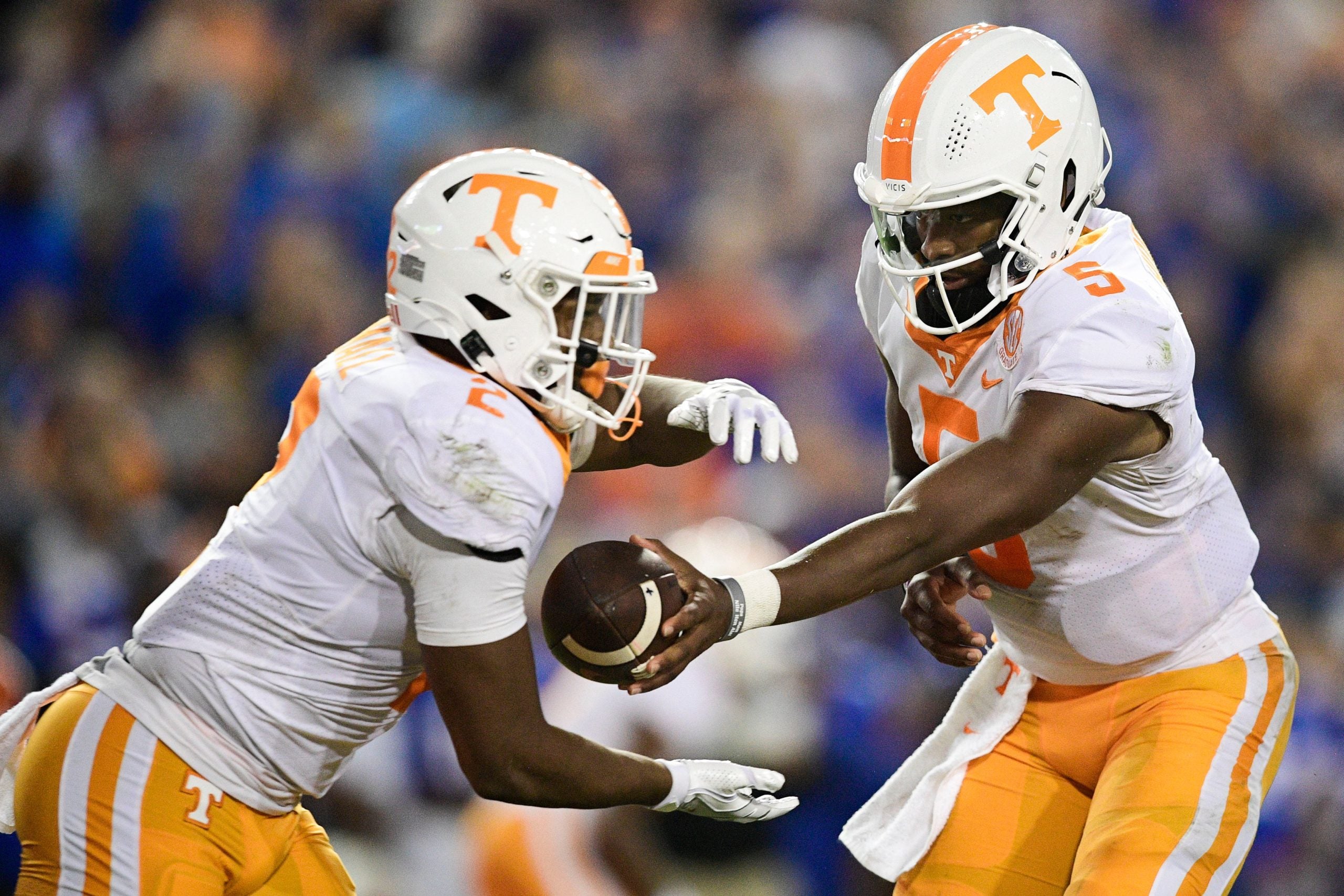 Tennessee quarterback Hendon Hooker (5) hands the ball off to Tennessee running back Jabari Small (2) during a game at Ben Hill Griffin Stadium in Gainesville, Fla. on Saturday, Sept. 25, 2021. Kns Tennessee Florida Football