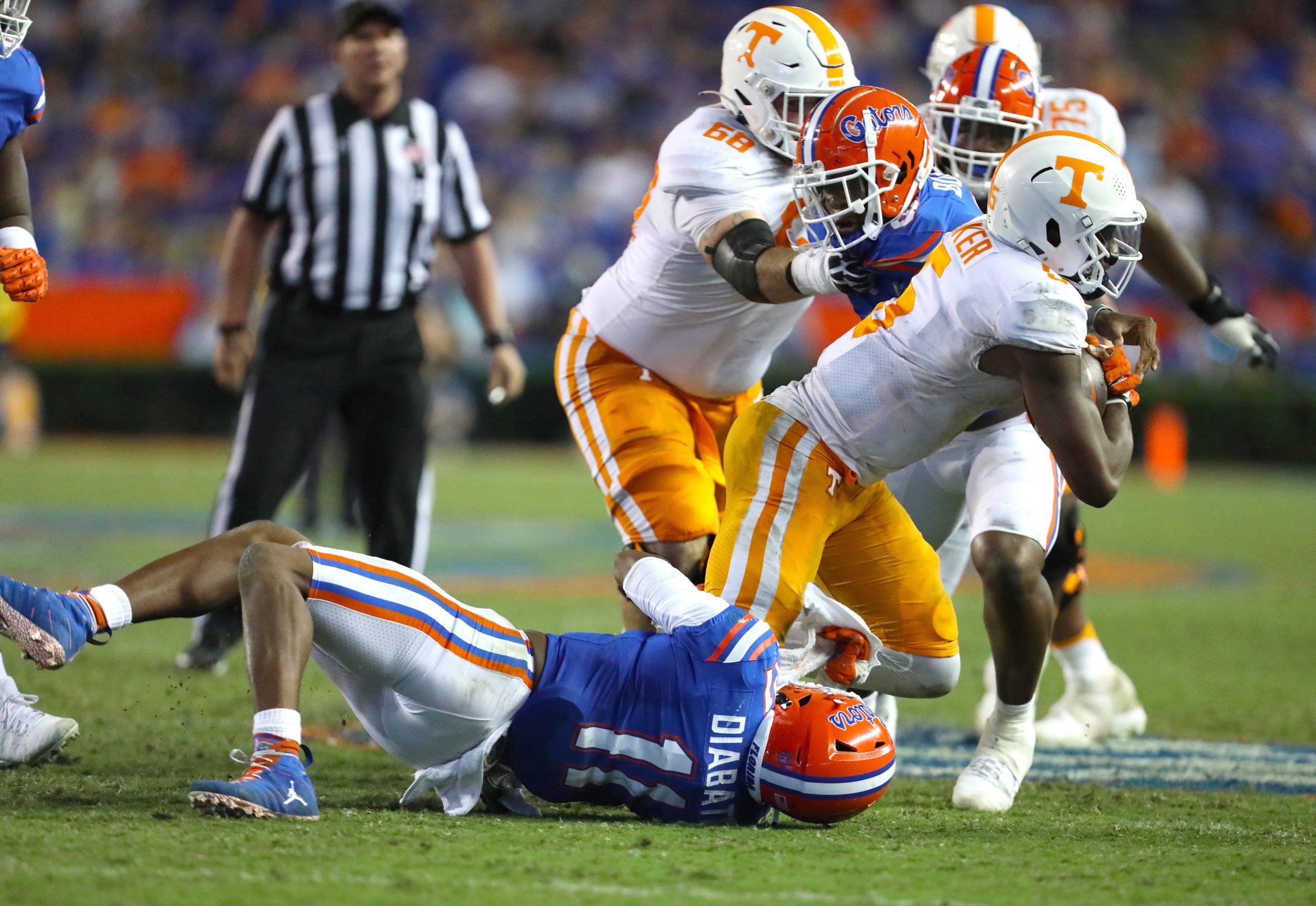 Florida Gators linebacker Mohamoud Diabate (11) tackles Tennessee Volunteers quarterback Hendon Hooker (5) behind the line during the football game between the Florida Gators and Tennessee Volunteers, at Ben Hill Griffin Stadium in Gainesville, Fla. Sept. 25, 2021. Flgai 092521 Ufvs Tennesseefb 46