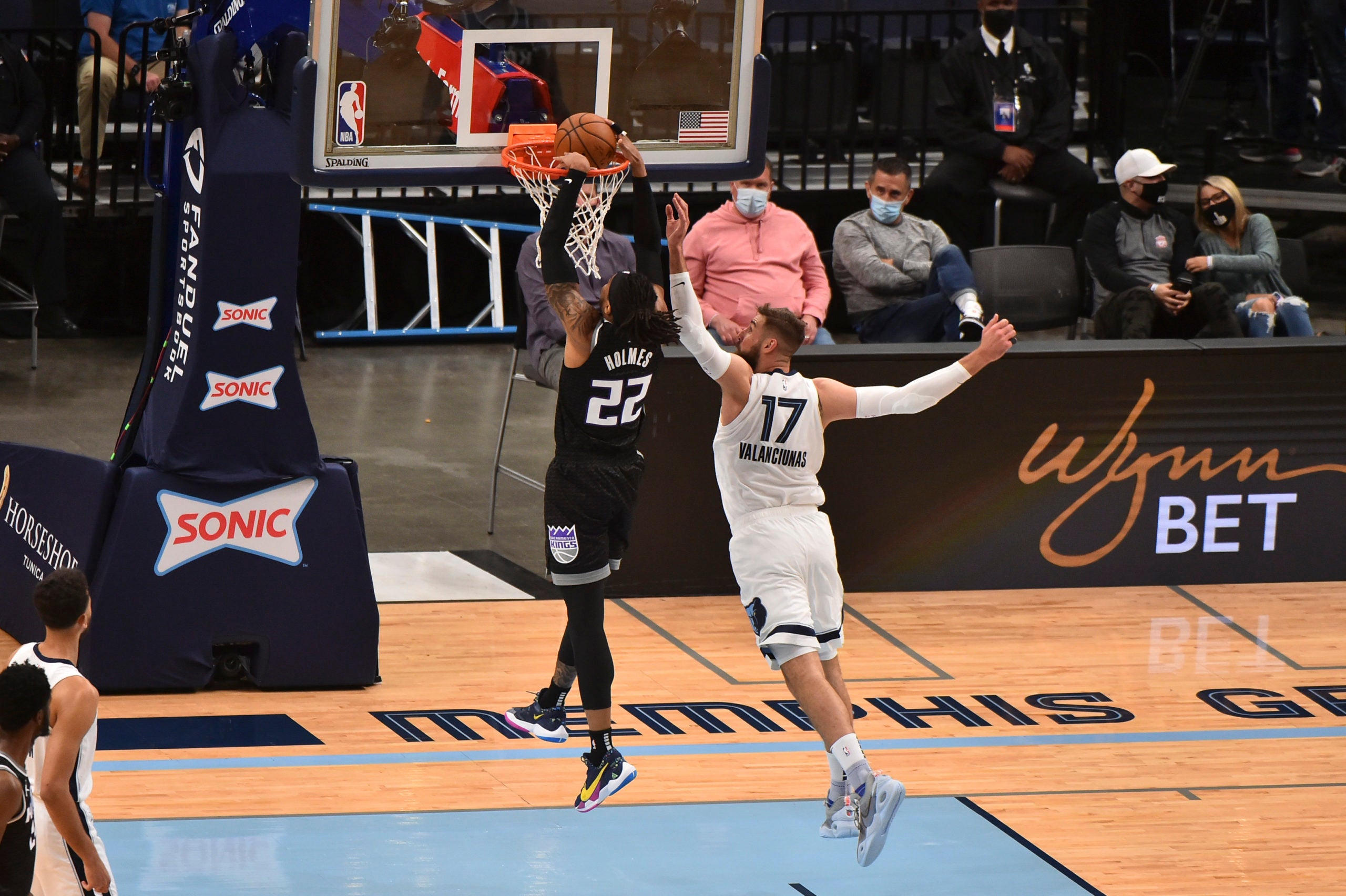 May 13, 2021; Memphis, Tennessee, USA; Sacramento Kings center Richaun Holmes (22) dunks against Memphis Grizzlies center Jonas Valanciunas (17) during the first half at FedExForum. Mandatory Credit: Justin Ford-USA TODAY Sports