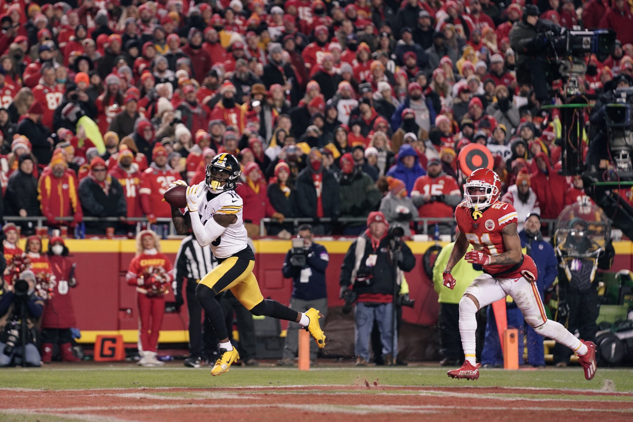 Jan 16, 2022; Kansas City, Missouri, USA; Pittsburgh Steelers wide receiver Diontae Johnson (18) makes a touchdown catch ahead of Kansas City Chiefs cornerback Mike Hughes (21) during the second half in an AFC Wild Card playoff football game at GEHA Field at Arrowhead Stadium. Mandatory Credit: Denny Medley-USA TODAY Sports