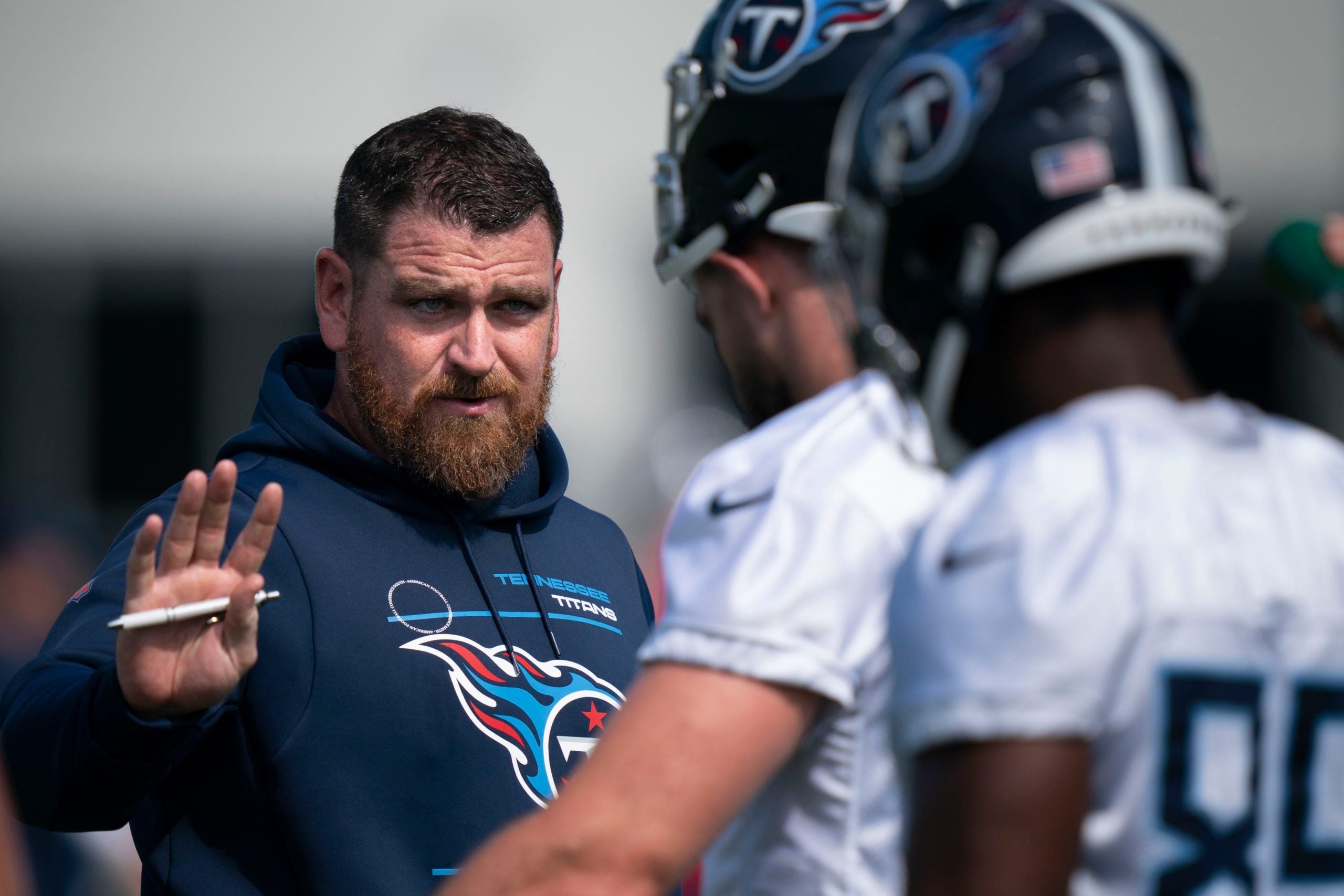 Tennessee Titans passing game coordinator Tim Kelly gives instruction to players during practice at Saint Thomas Sports Park Wednesday, June 1, 2022, in Nashville, Tenn. Nas Titans Ota 026