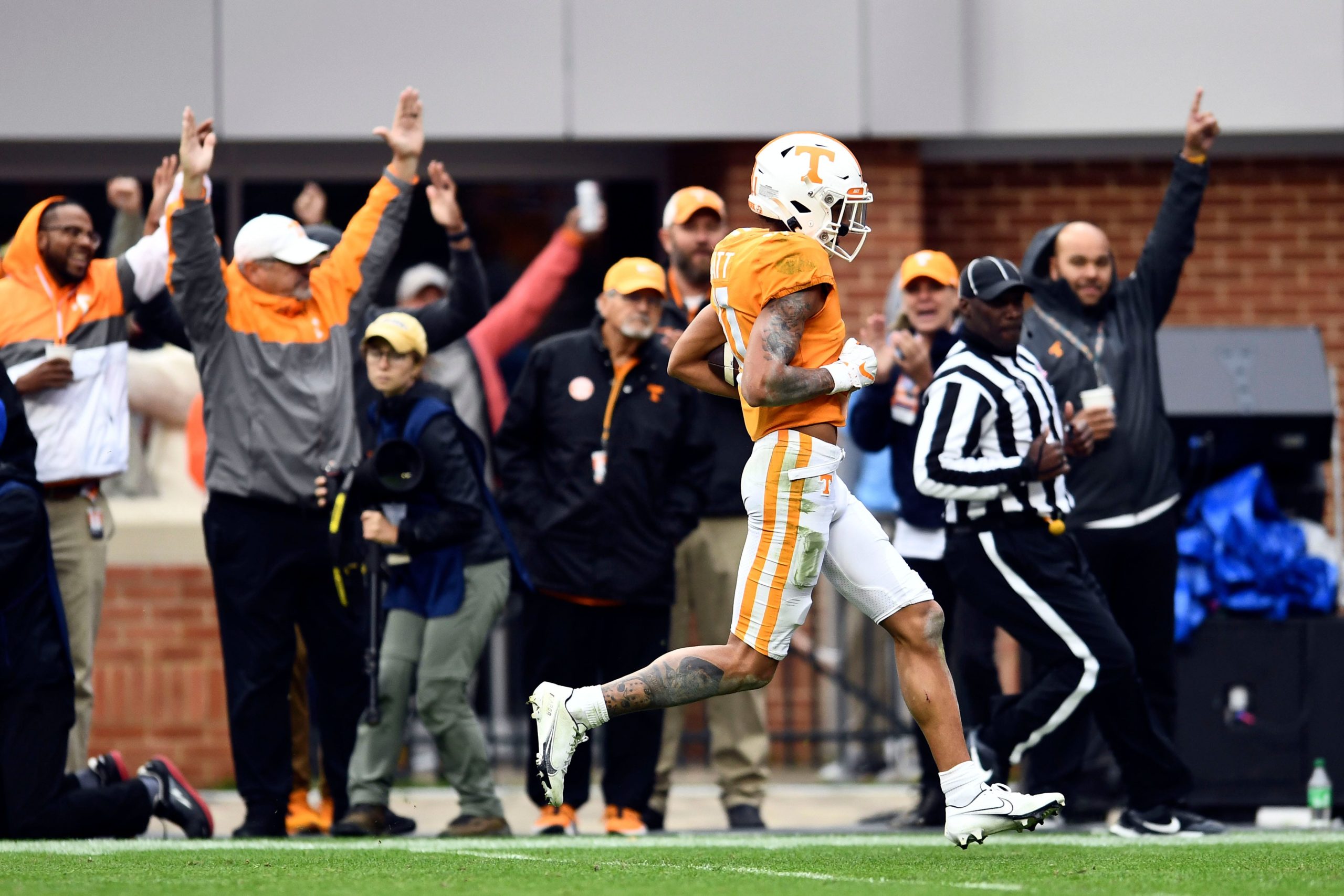 Tennessee fans on the sideline cheer as Tennessee wide receiver Jalin Hyatt (11) scores a touchdown during the NCAA college football game against Missouri on Saturday, November 12, 2022 in Knoxville, Tenn. Ut Vs Missouri