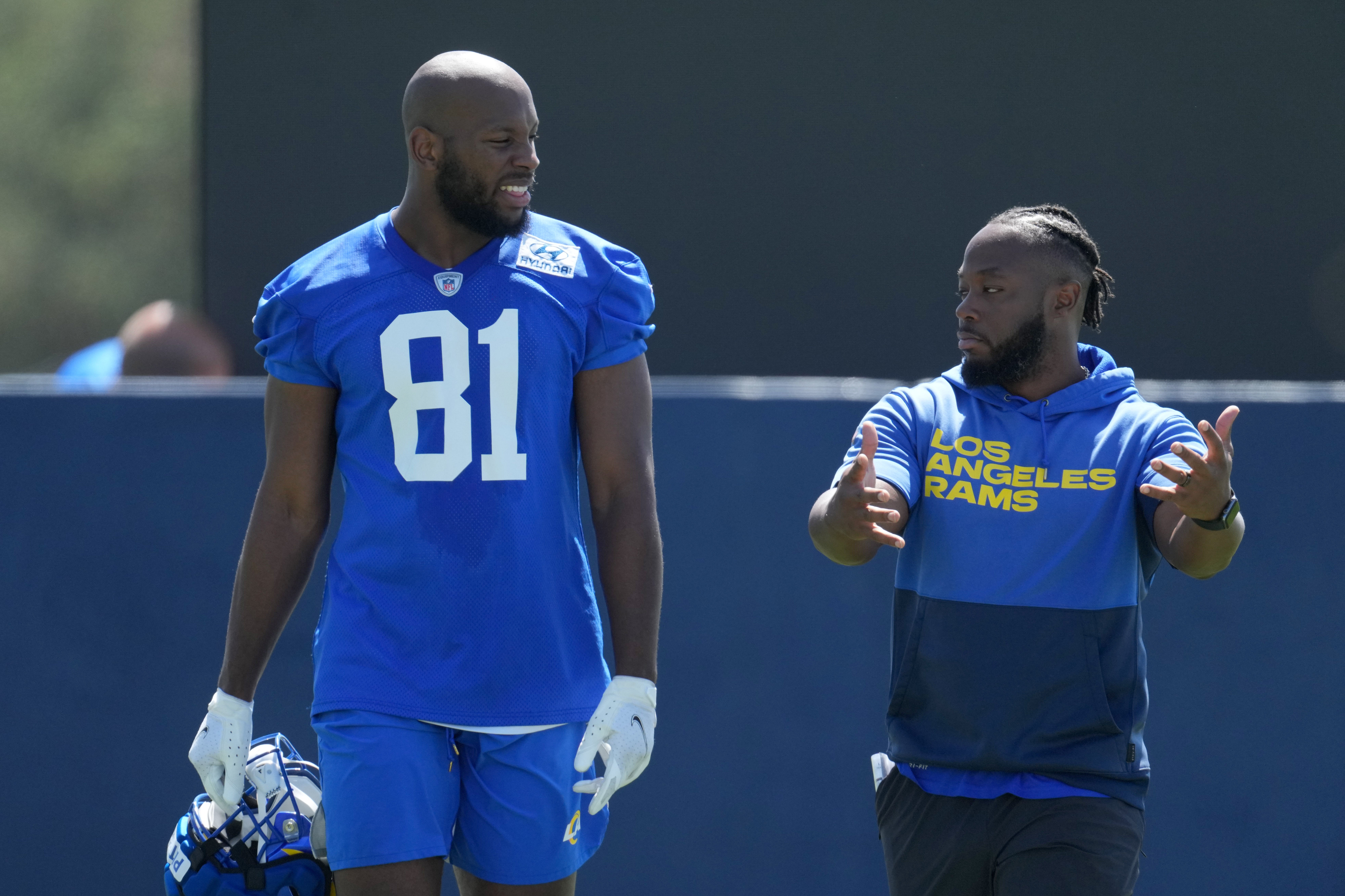 Jun 7, 2022; Thousand Oaks, California, USA; Los Angeles Rams tight end Jamal Pettigrew (81) and tight ends coach Thomas Brown during minicamp at Cal Lutheran University. Mandatory Credit: Kirby Lee-USA TODAY Sports