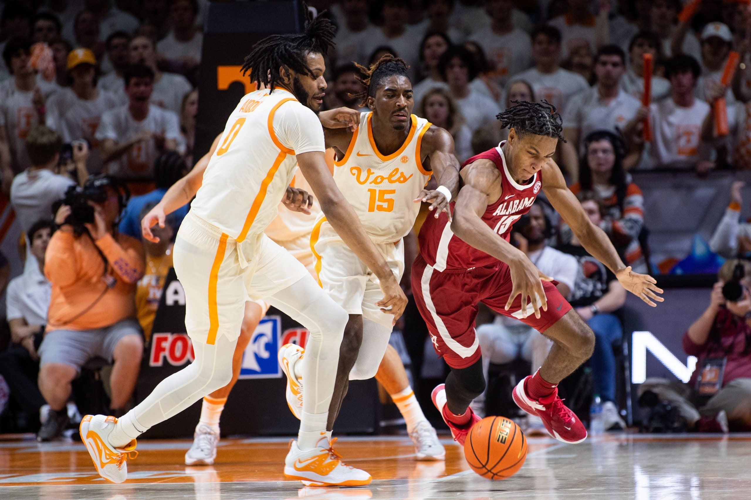 Tennessee forward Jonas Aidoo (0), Tennessee guard Jahmai Mashack (15) and Alabama forward Noah Clowney (15) fight for a loose ball during a basketball game between the Tennessee Volunteers and the Alabama Crimson Tide held at Thompson-Boling Arena in Knoxville, Tenn., on Wednesday, Feb. 15, 2023. Kns Vols Ut Martin Bp