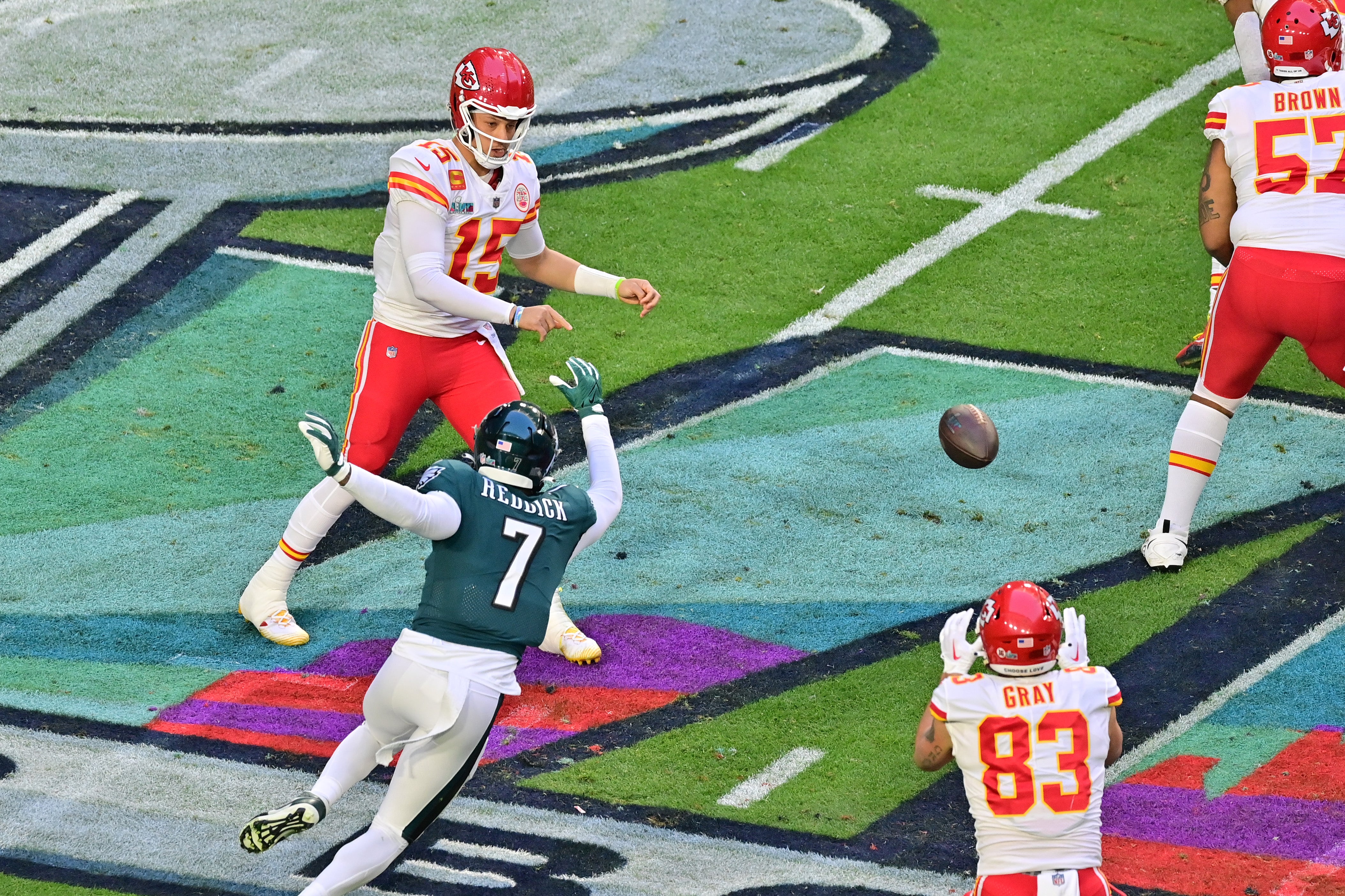 Kansas city chiefs patrick mahomes throwing to noah gray