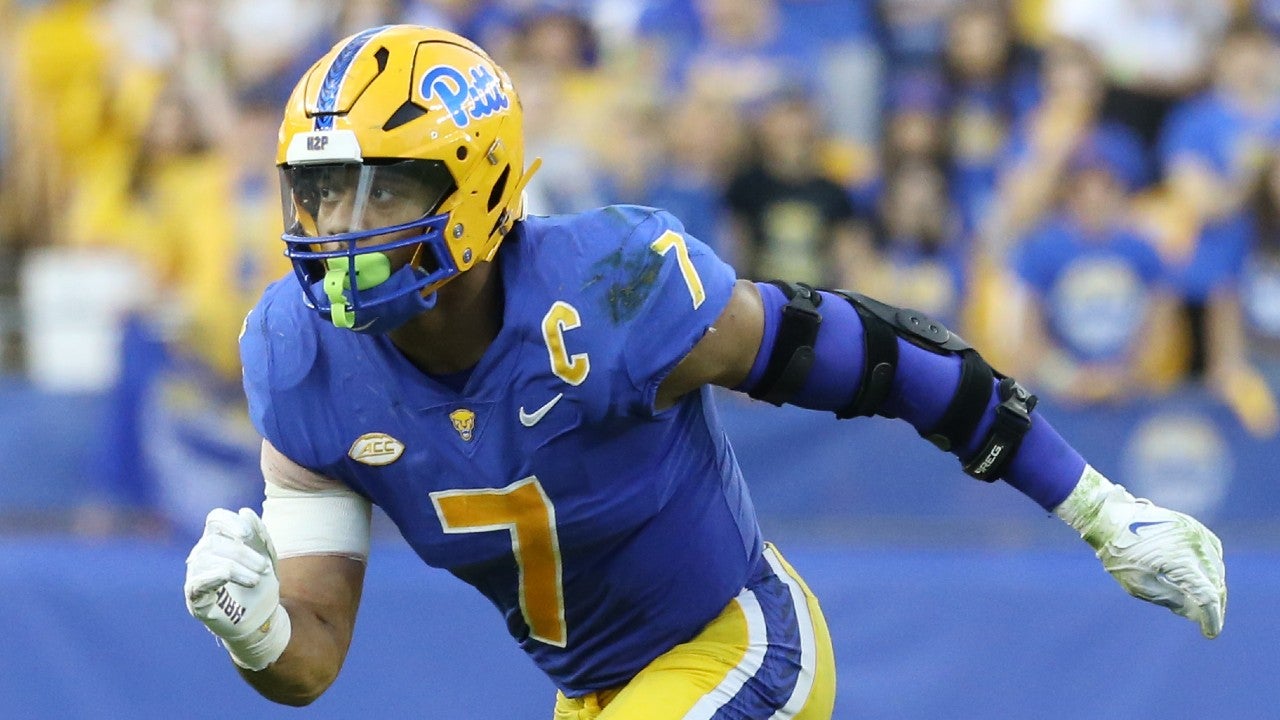 Nov 5, 2022; Pittsburgh, Pennsylvania, USA; Pittsburgh Panthers linebacker SirVocea Dennis (7) in pass coverage against the Syracuse Orange during the third quarter at Acrisure Stadium.