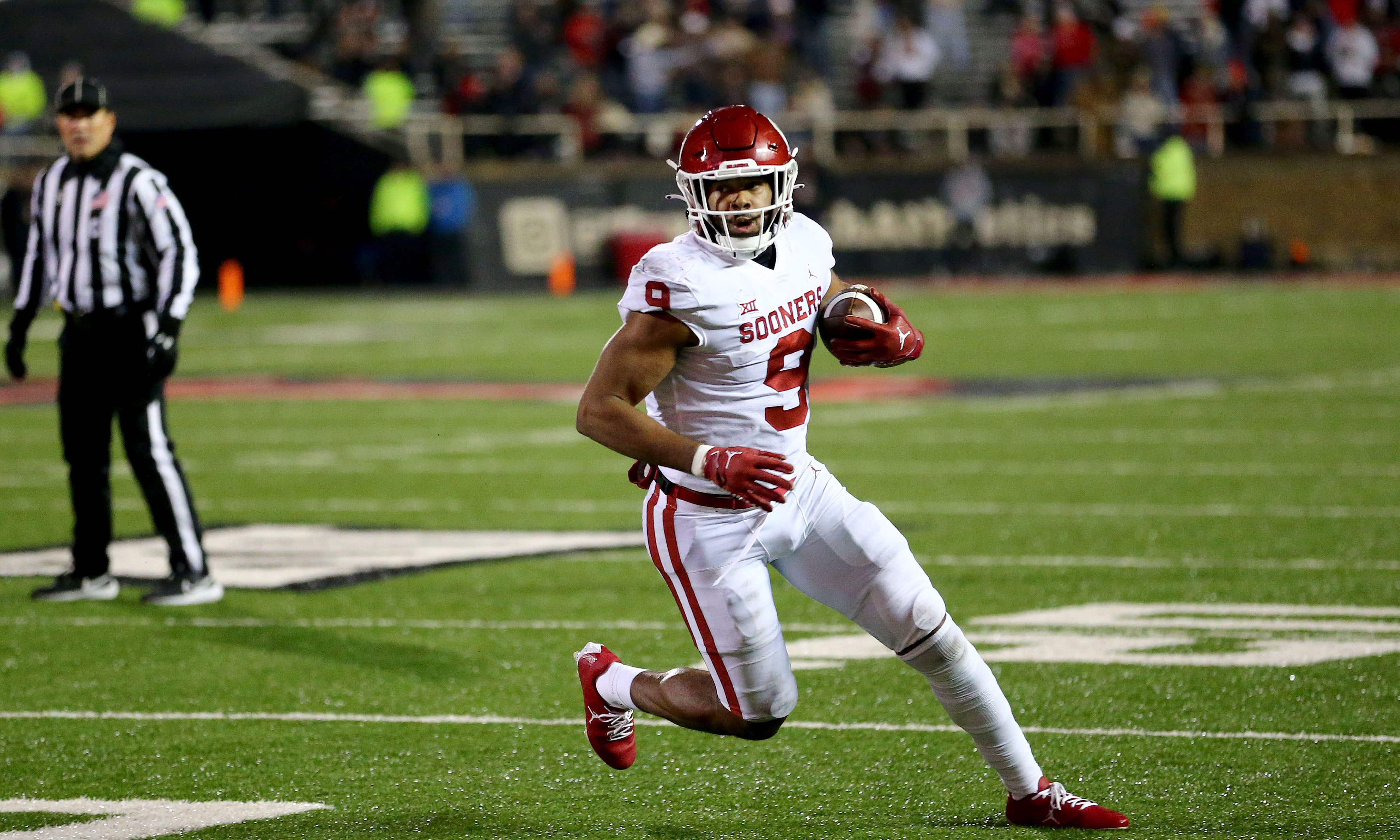 Nov 26, 2022; Lubbock, Texas, USA; Oklahoma Sooners tight end Brayden Willis (9) runs the ball against the Texas Tech Red Raiders in the first half at Jones AT&T Stadium and Cody Campbell Field. Mandatory Credit: Michael C. Johnson-USA TODAY Sports