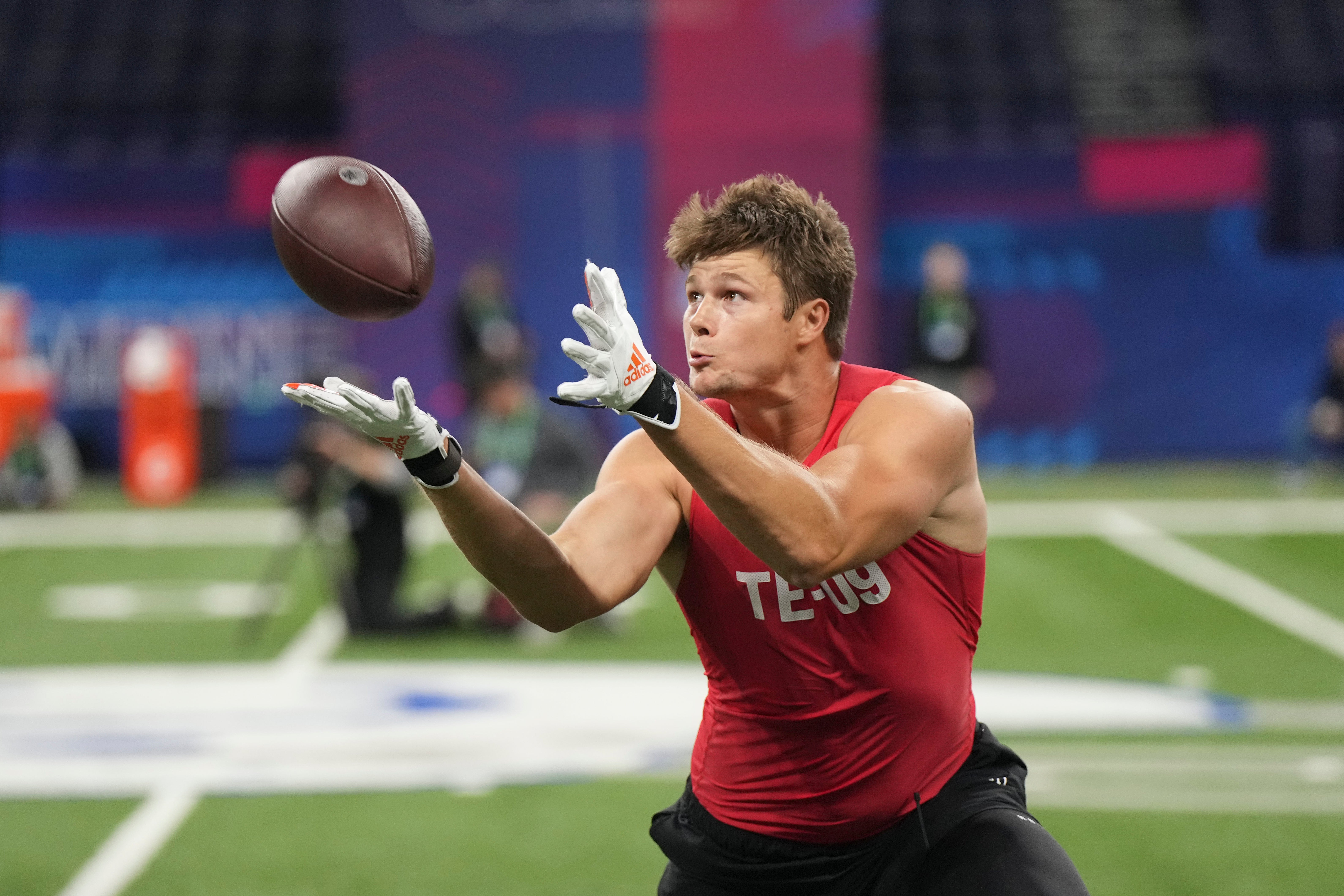 Mar 4, 2023; Indianapolis, IN, USA; Miami?Fl tight end Will Mallory (TE09) participates in drills at Lucas Oil Stadium. Mandatory Credit: Kirby Lee-USA TODAY Sports