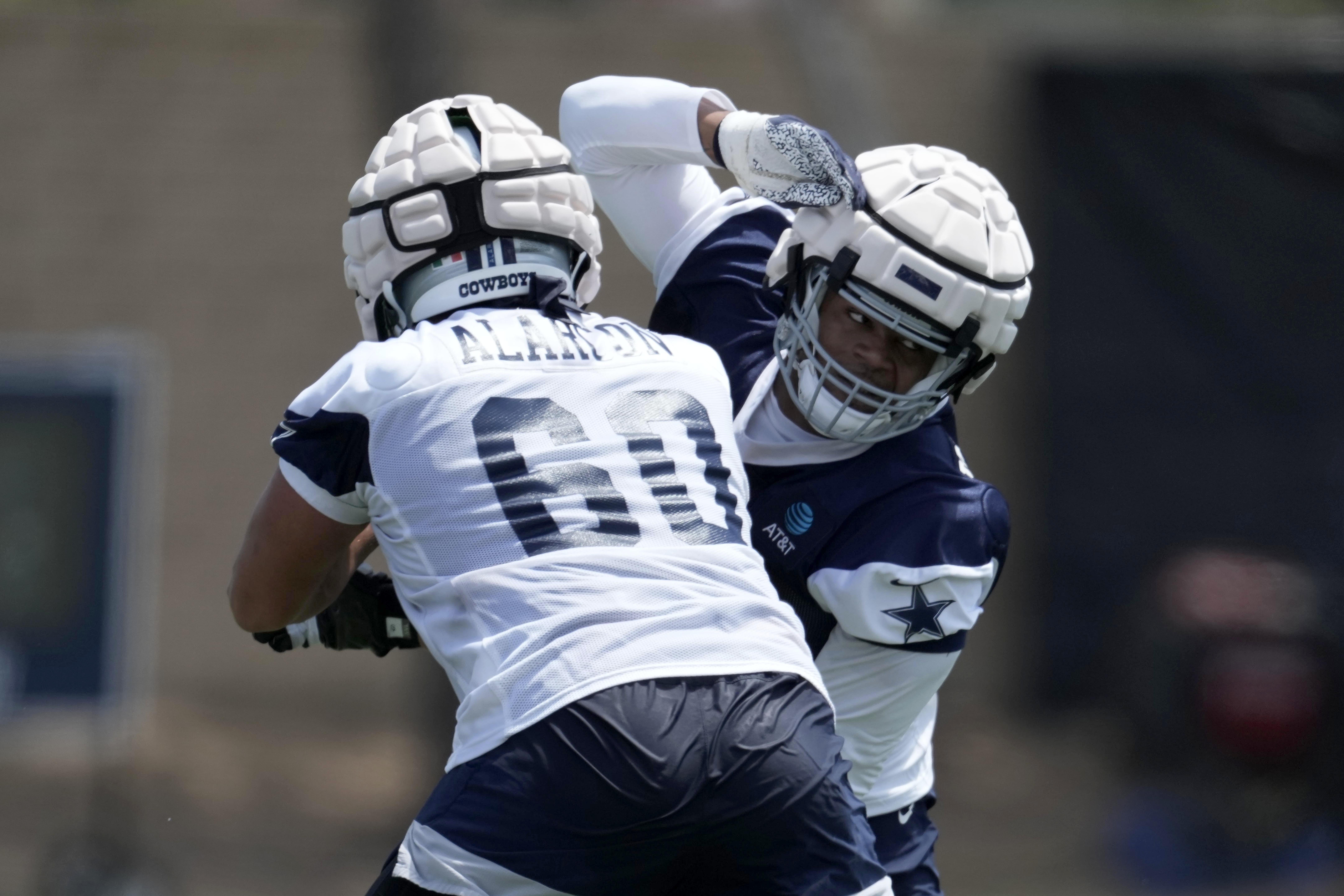 Dallas Cowboys DL Isaac Alarcón in practice as OL last year. Kirby Lee-USA TODAY Sports