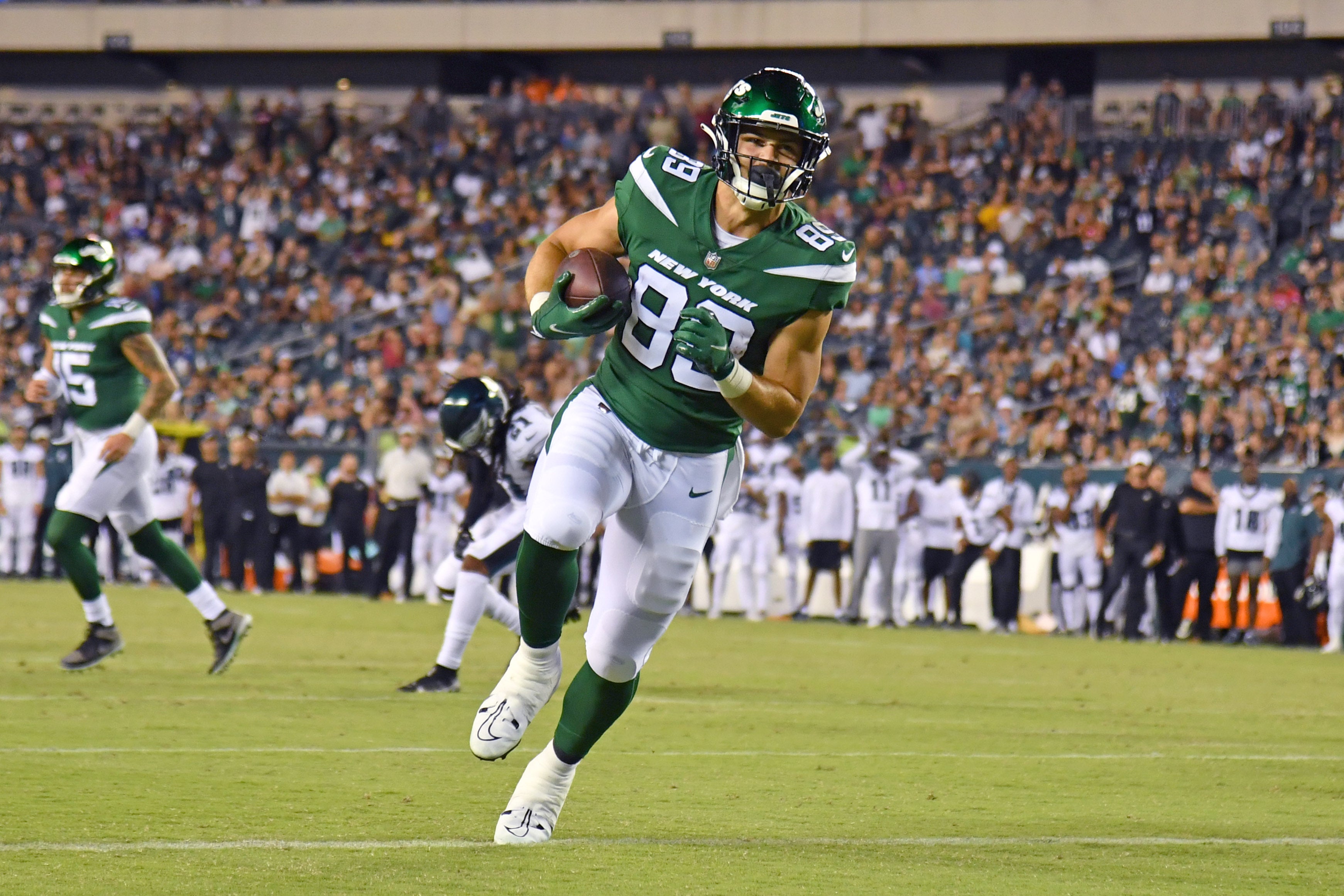 New York Jets tight end Jeremy Ruckert (89) scores a touchdown against the Philadelphia Eagles at Lincoln Financial Field.