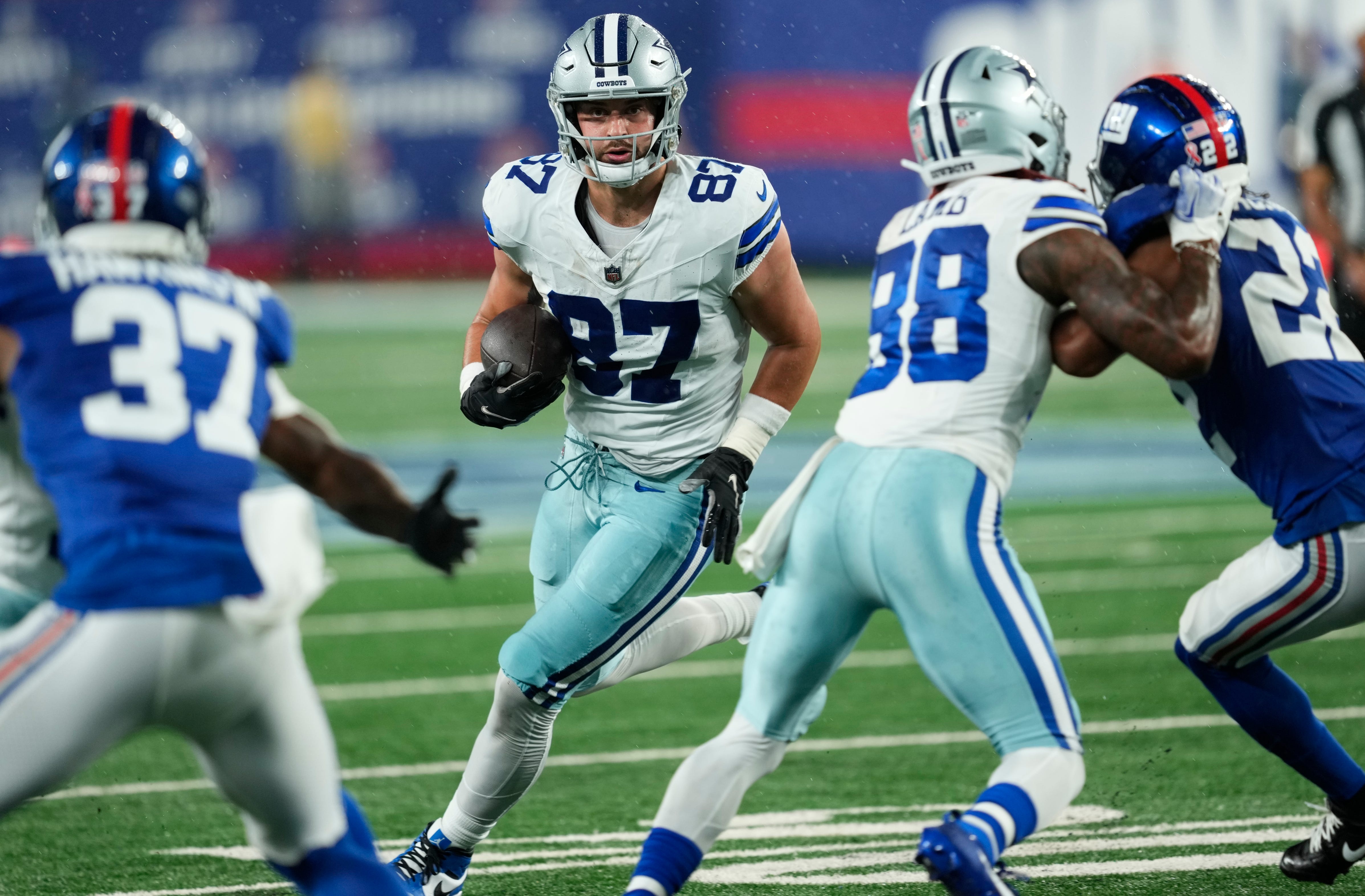 Dallas Cowboys tight end Jake Ferguson (87), runs with the ball against the New York Giants. Sunday, September 10, 2023  