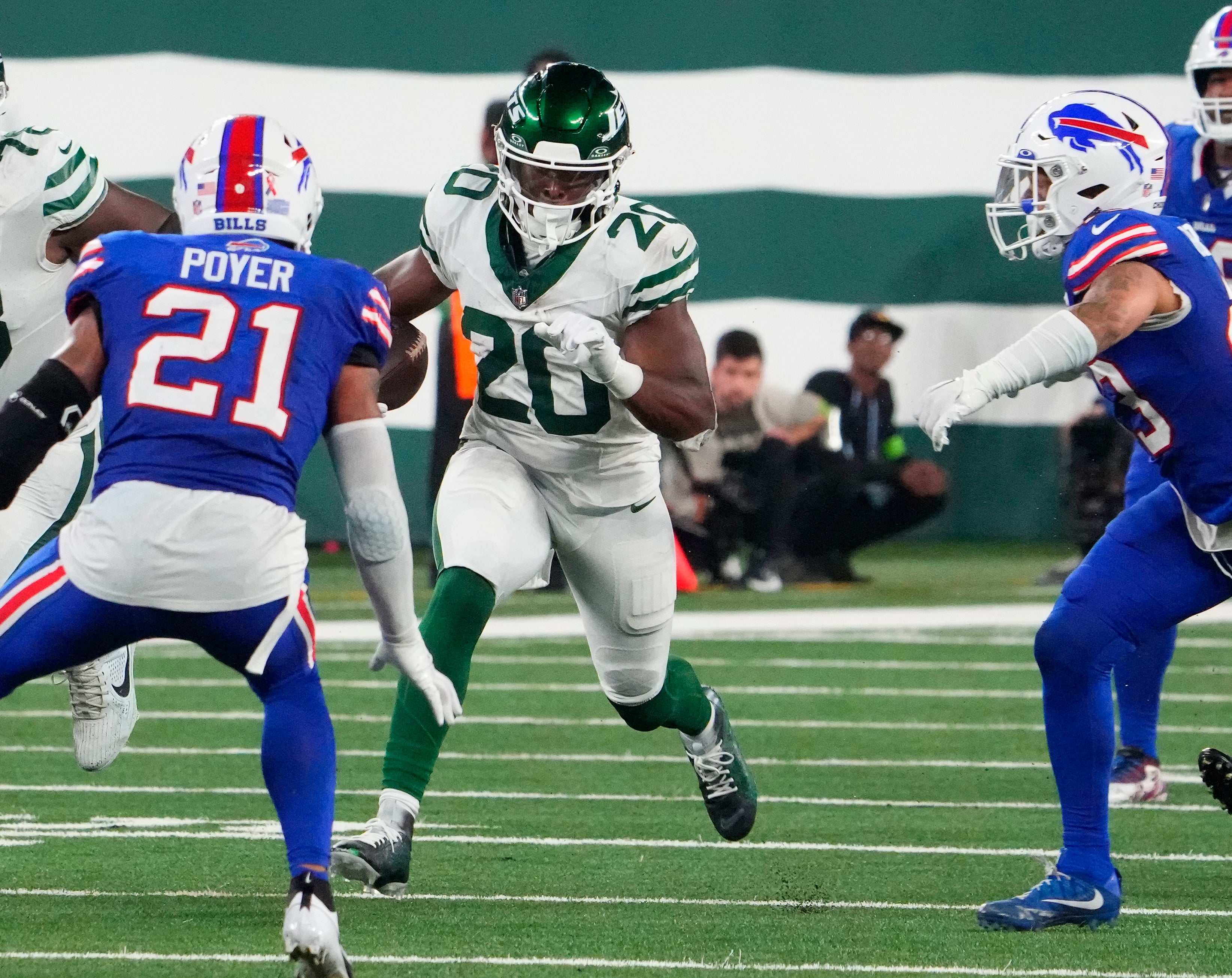 New York Jets running back Breece Hall (20) runs the ball in the second half against the Buffalo Bills at MetLife Stadium. Mandatory Credit: Robert Deutsch-USA TODAY Sports