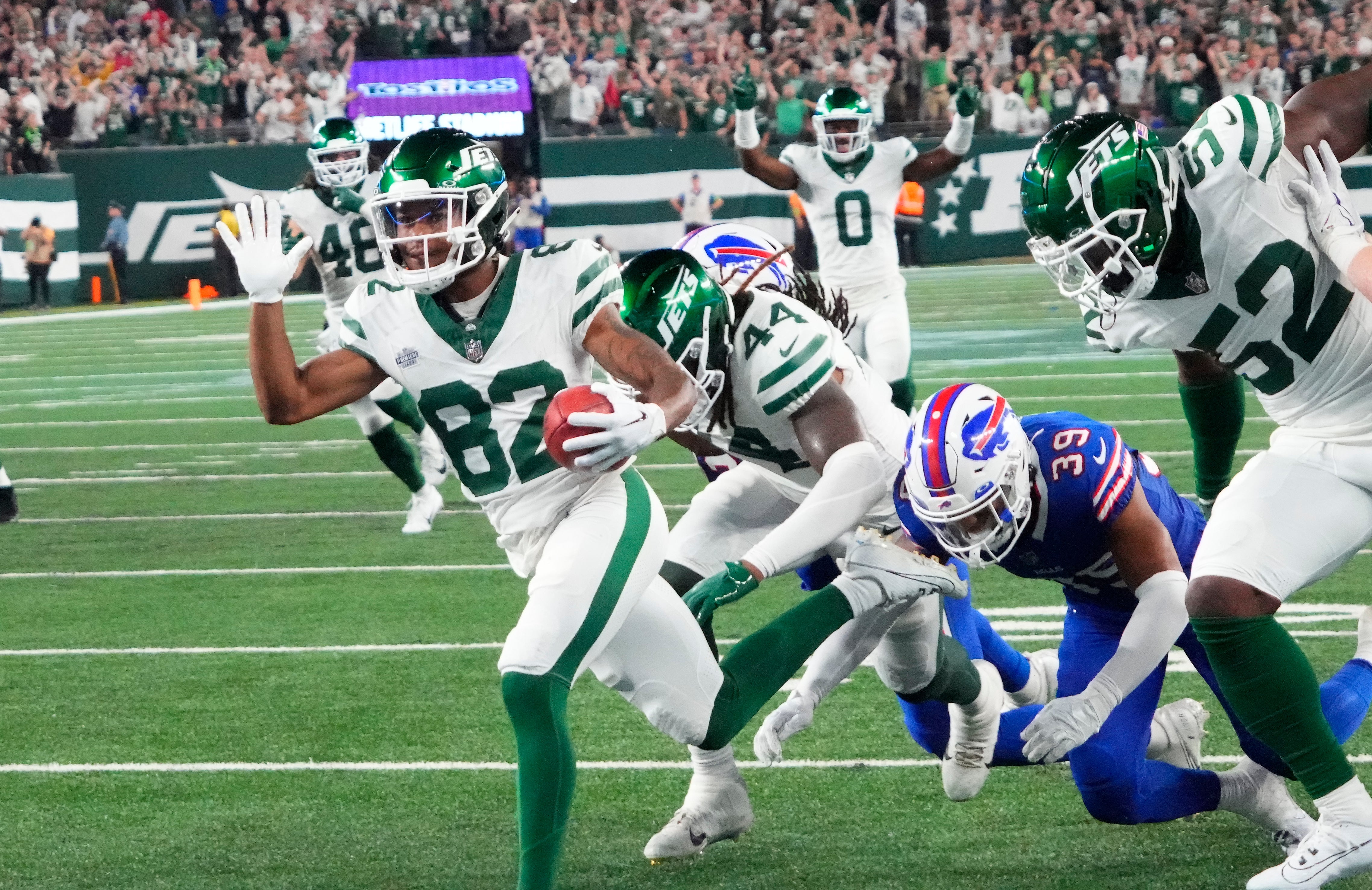 New York Jets wide receiver Xavier Gipson (82) scores a touchdown in overtime on a punt return against the Buffalo Bills at MetLife Stadium. Mandatory Credit: Robert Deutsch-USA TODAY Sports