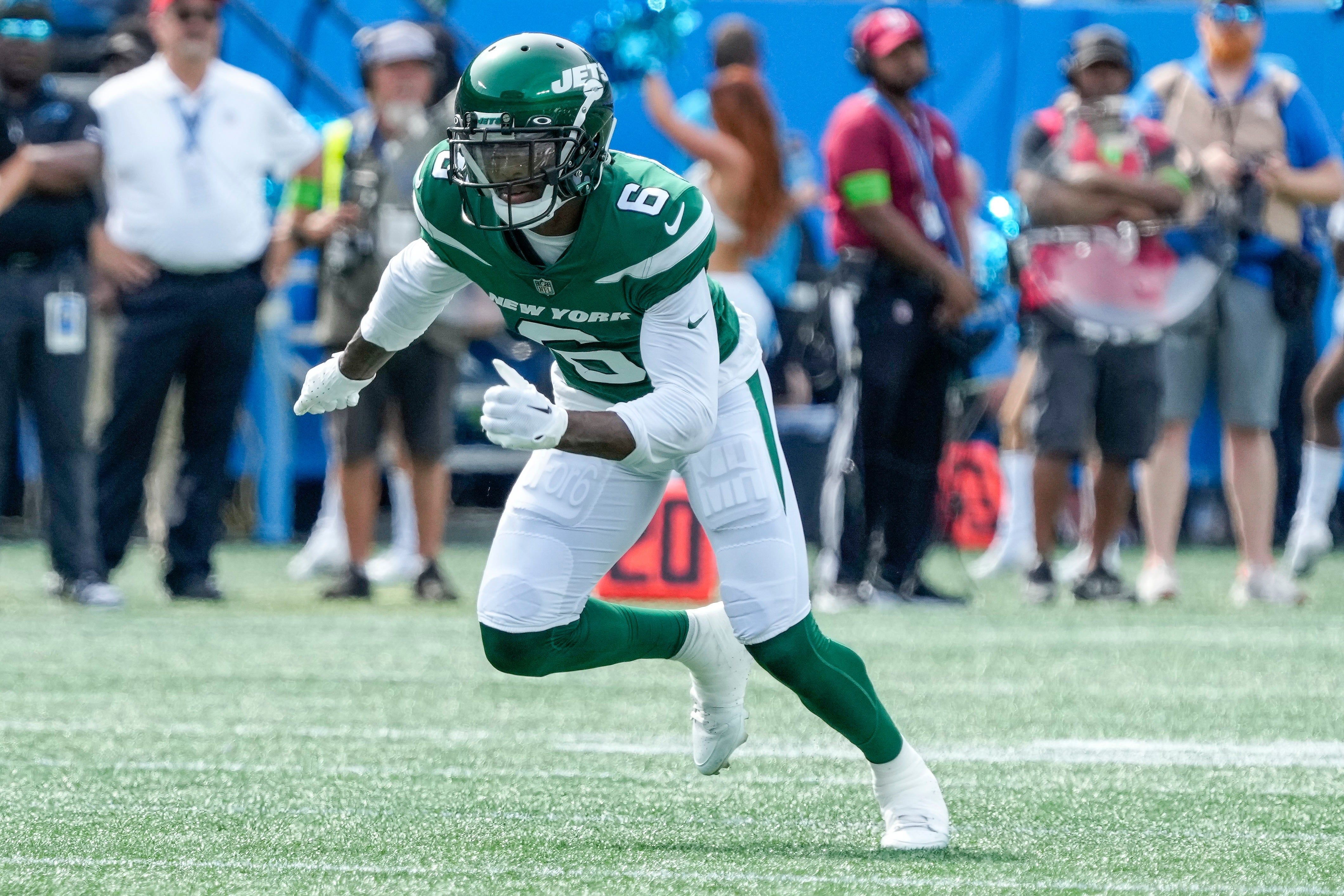 Aug 12, 2023; Charlotte, North Carolina, USA; New York Jets wide receiver Mecole Hardman Jr. (6) starts his route during the first quarter against the Carolina Panthers at Bank of America Stadium. Mandatory Credit: Jim Dedmon-USA TODAY Sports
