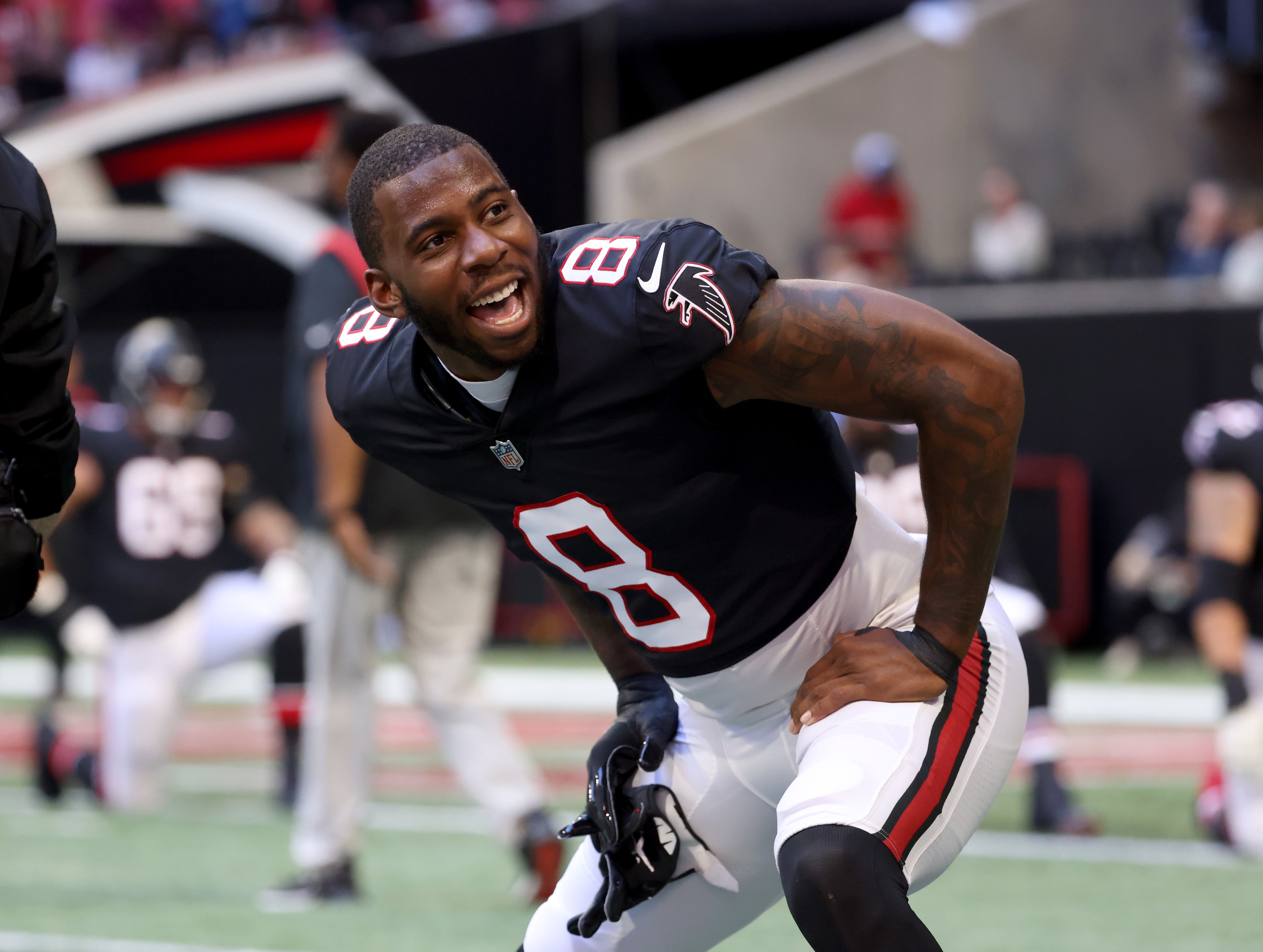 Dec 26, 2021; Atlanta, Georgia, USA; Atlanta Falcons tight end Kyle Pitts (8) warms up before their game against the Detroit Lions at Mercedes-Benz Stadium.