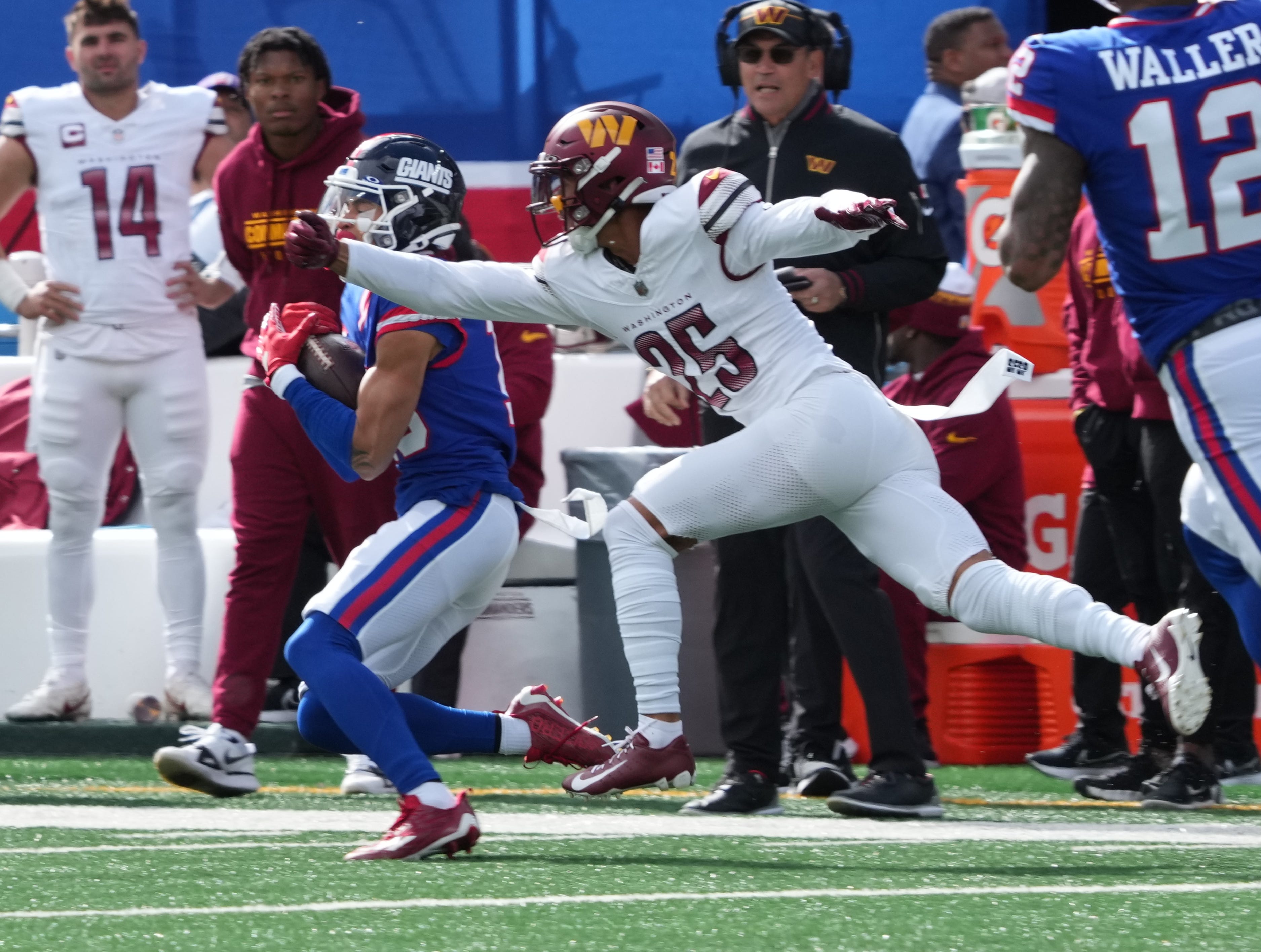 Jalin Hyatt of the Giants makes a catch on third down in the first half. The NY Giants host the Washington Commanders at MetLife Stadium in East Rutherford, NJ on October 22, 2023.