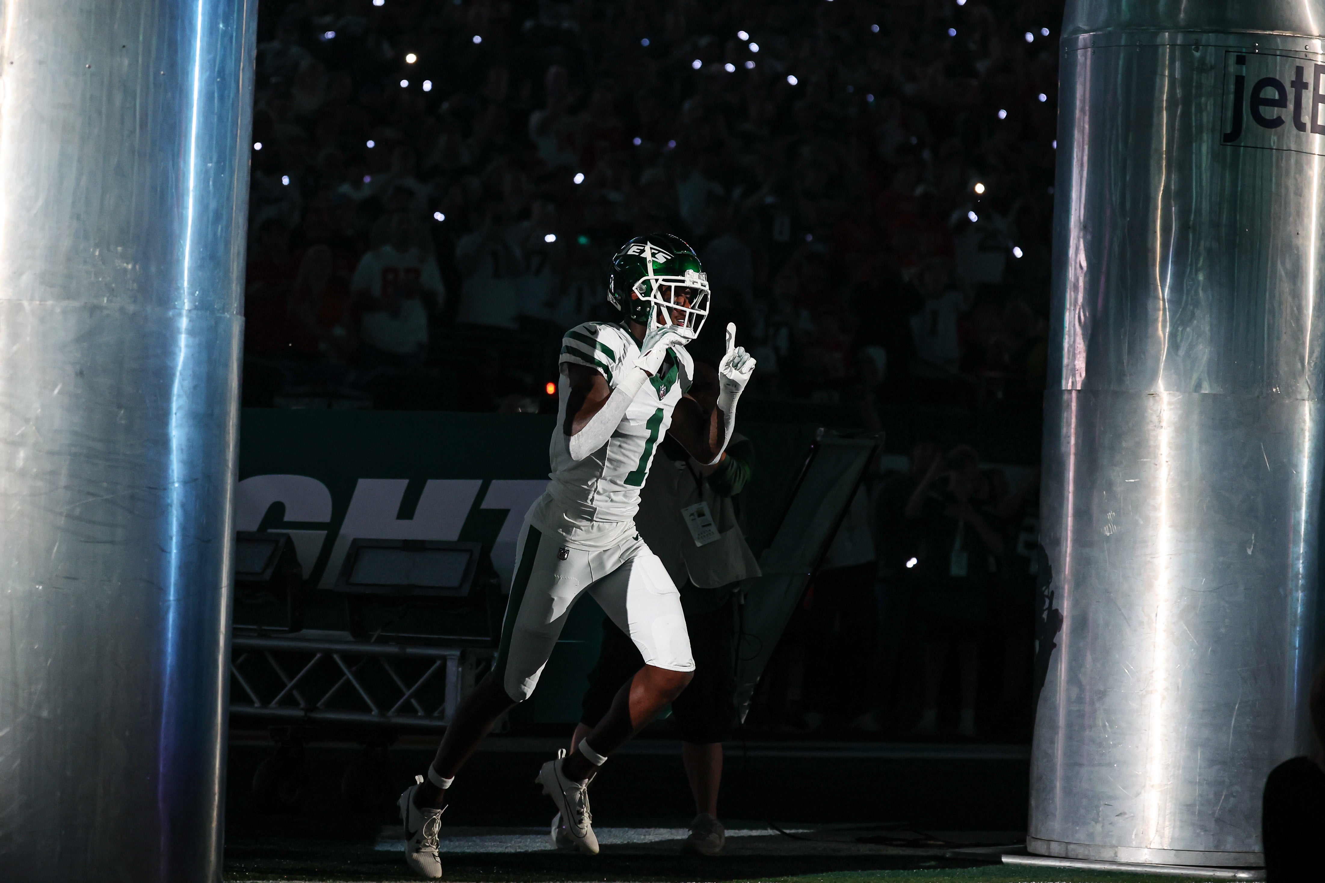 New York Jets cornerback Sauce Gardner (1) runs out to the field before the game against the Kansas City Chiefs at MetLife Stadium.