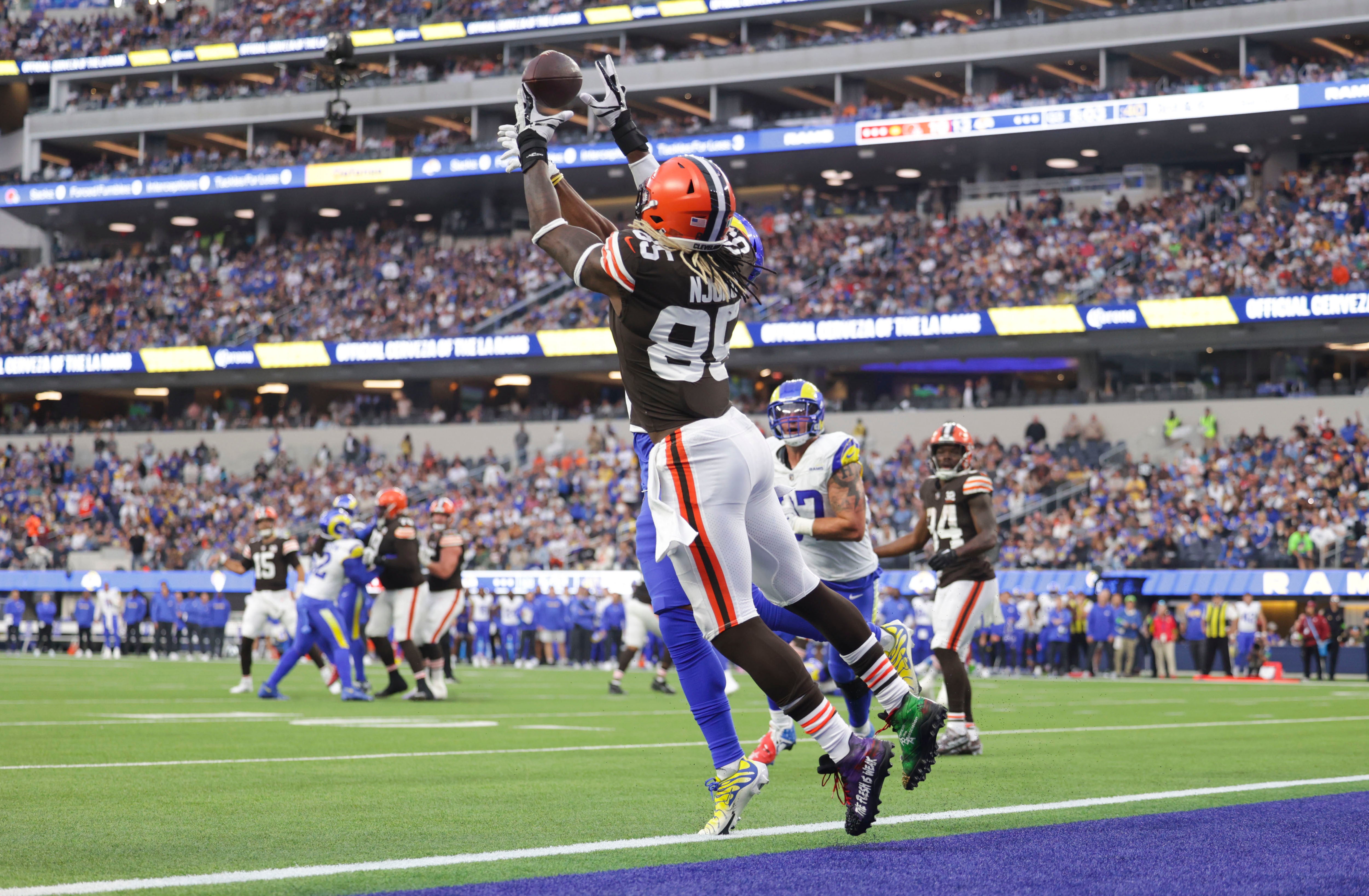 Dec 3, 2023; Inglewood, California, USA; Cleveland Browns tight end David Njoku (85) makes a touchdown catch during the second half in a game against the Los Angeles Rams at SoFi Stadium. Mandatory Credit: Yannick Peterhans-USA TODAY Sports