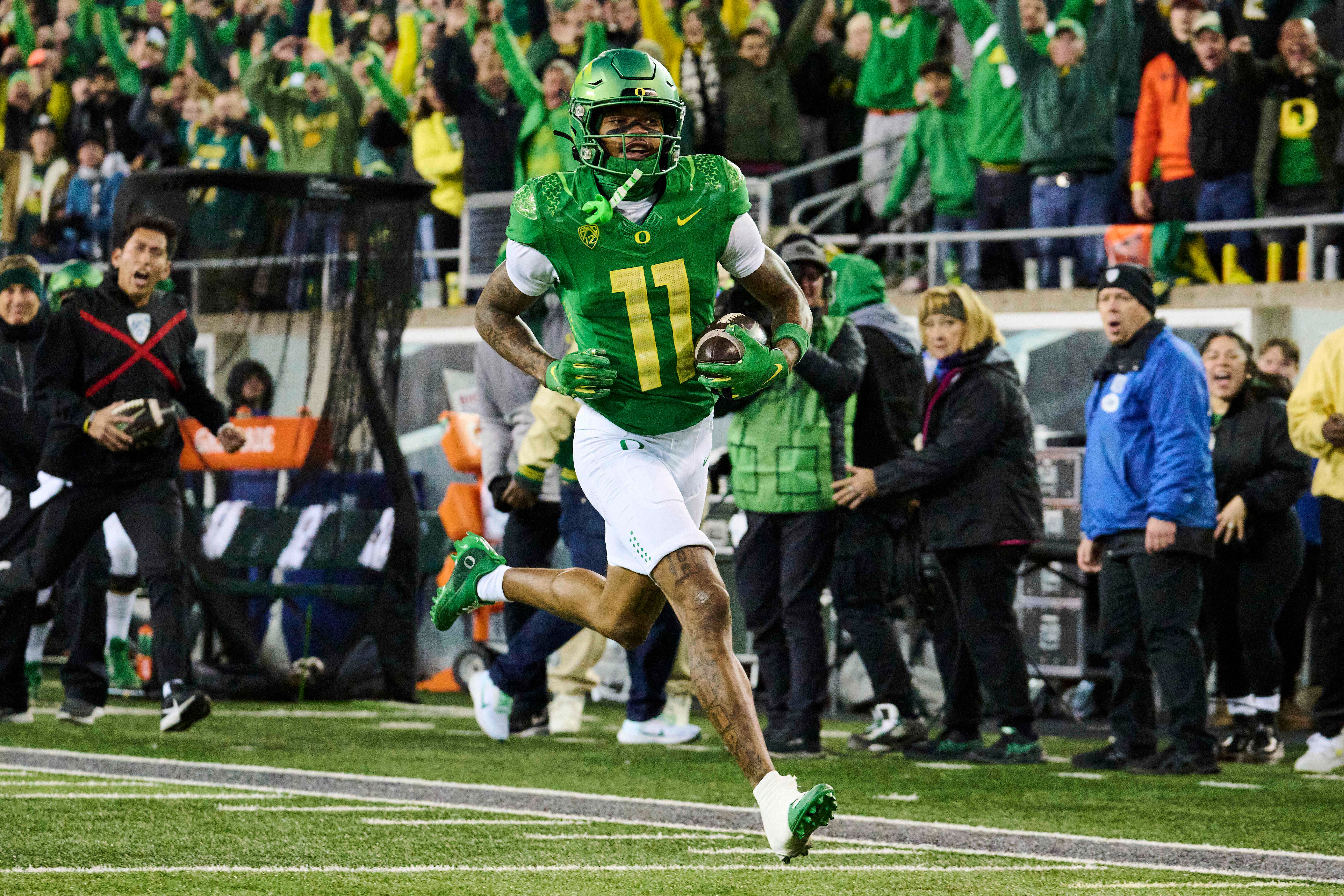 Nov 24, 2023; Eugene, Oregon, USA; Oregon Ducks wide receiver Troy Franklin (11) catches a pass for a touchdown during the first half against the Oregon State Beavers at Autzen Stadium.