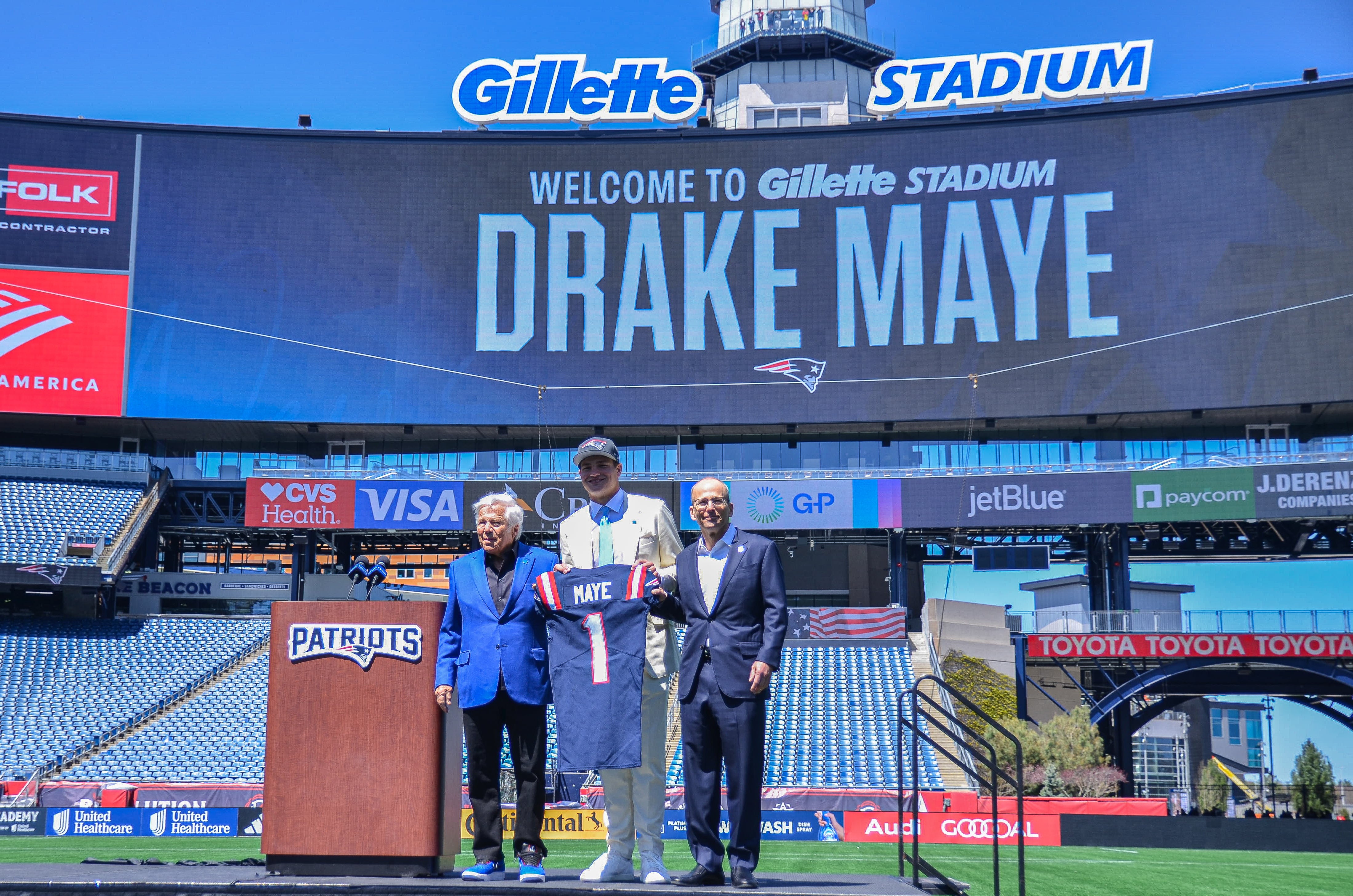 Drake Maye poses with Robert and Jonathan Kraft after receiving his Patriots jersey | Friday, April 26
