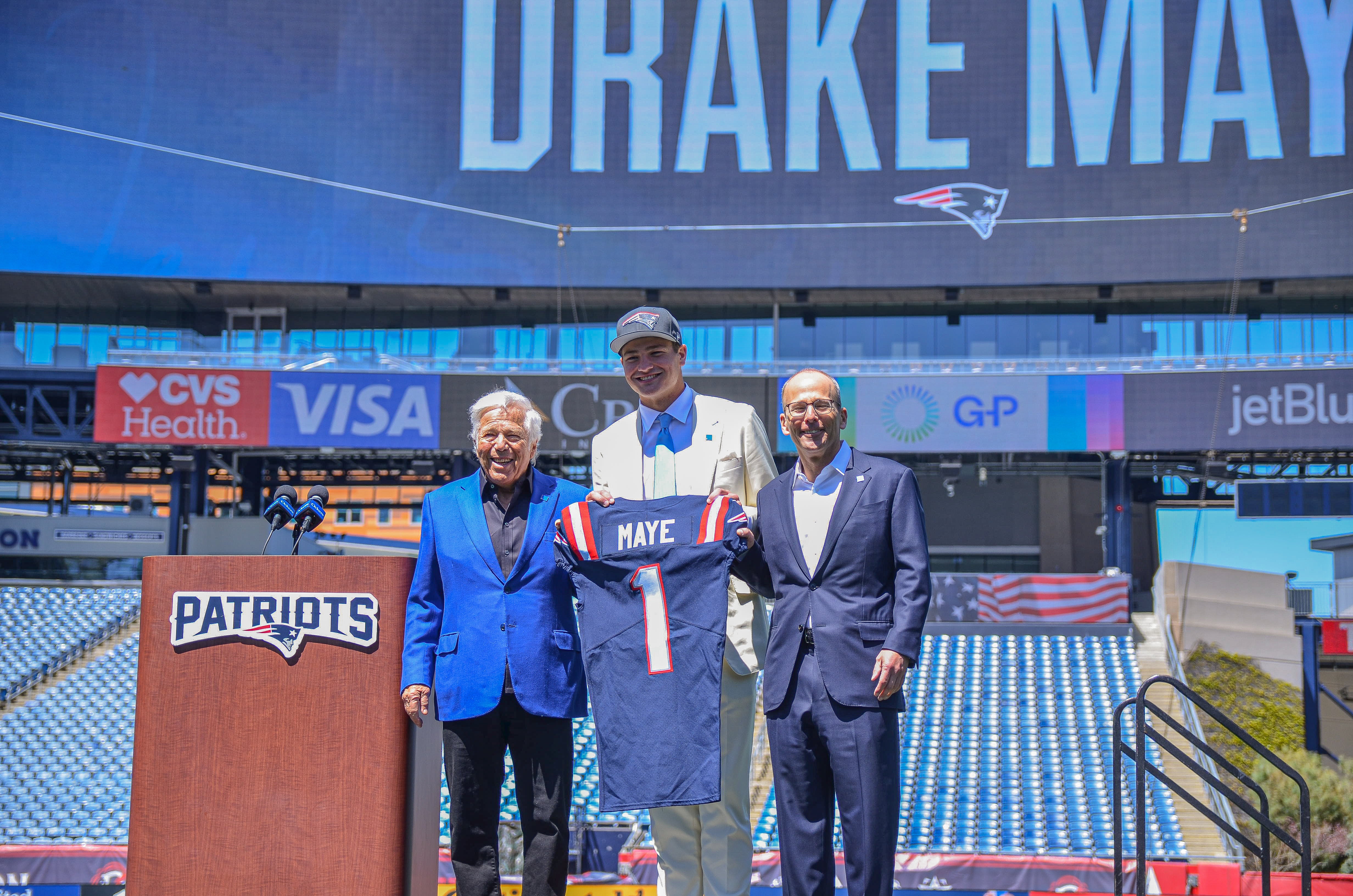 Drake Maye poses with Robert and Jonathan Kraft after receiving his Patriots jersey | Friday, April 26