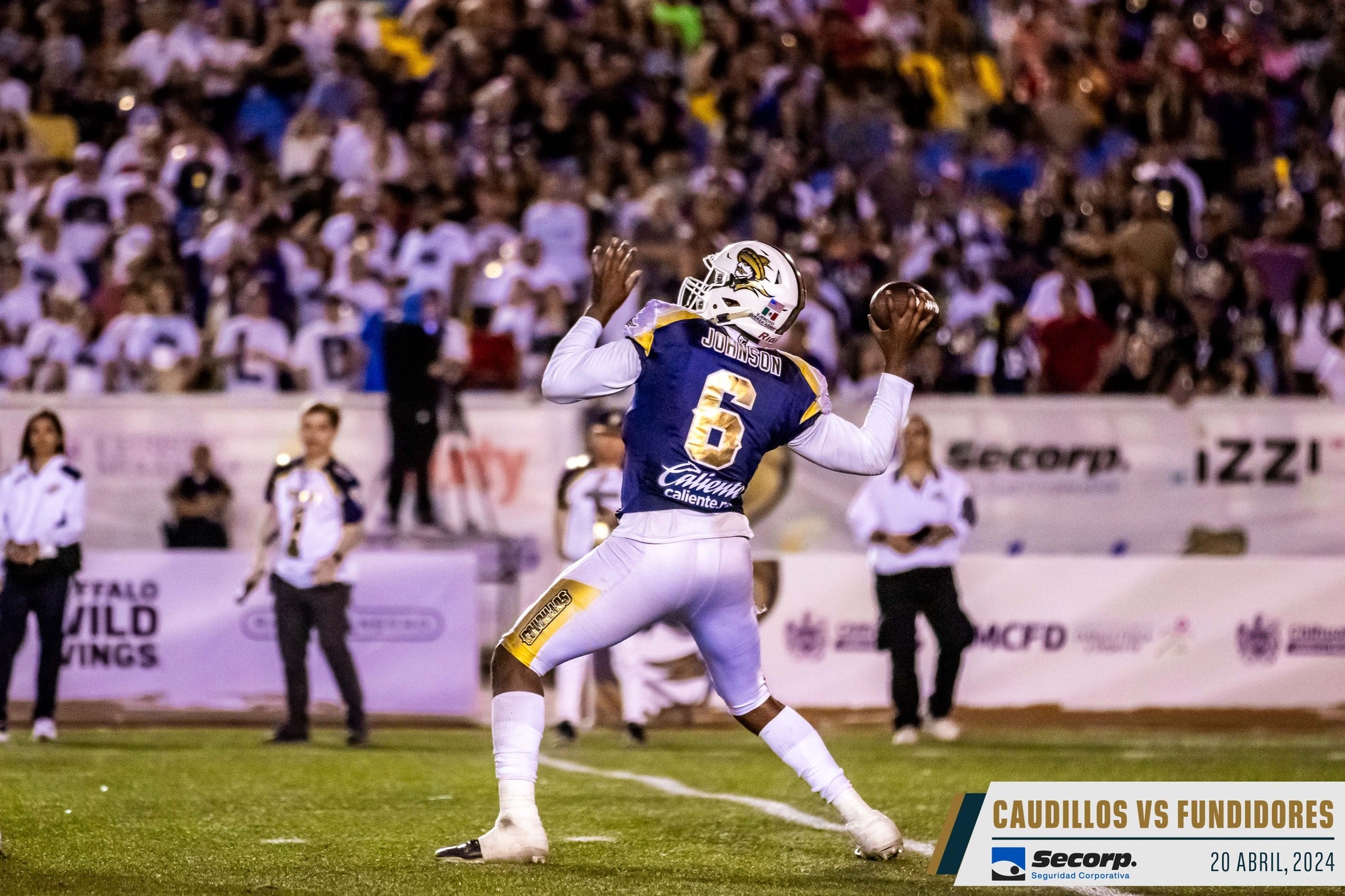Former Auburn QB Jeremy Johnson set to throw a deep pass playing for the Chihuahua Caudillos.