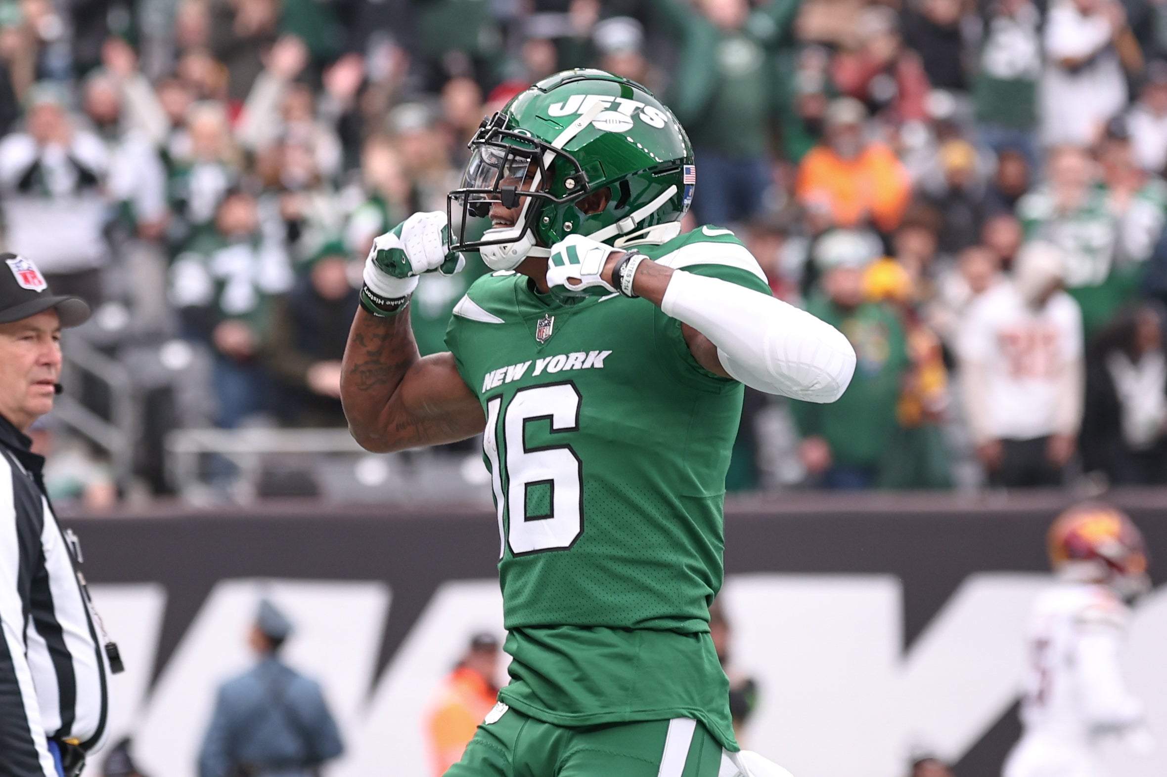 New York Jets wide receiver Jason Brownlee (16) celebrates his touchdown reception during the first quarter against the Washington Commanders at MetLife Stadium.