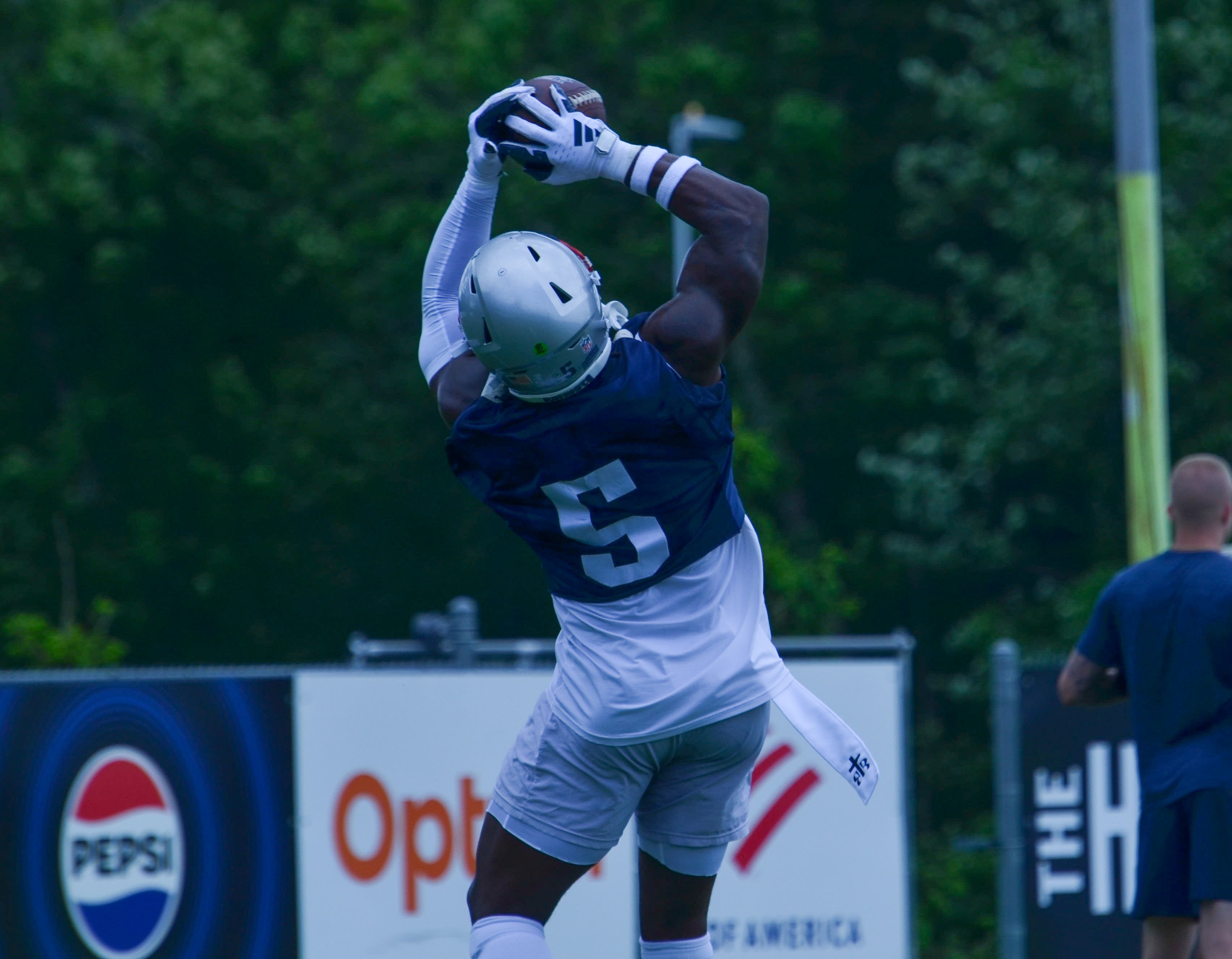 Patriots S Jabrill Peppers makes a leaping catch at OTAs - May 29, 2024