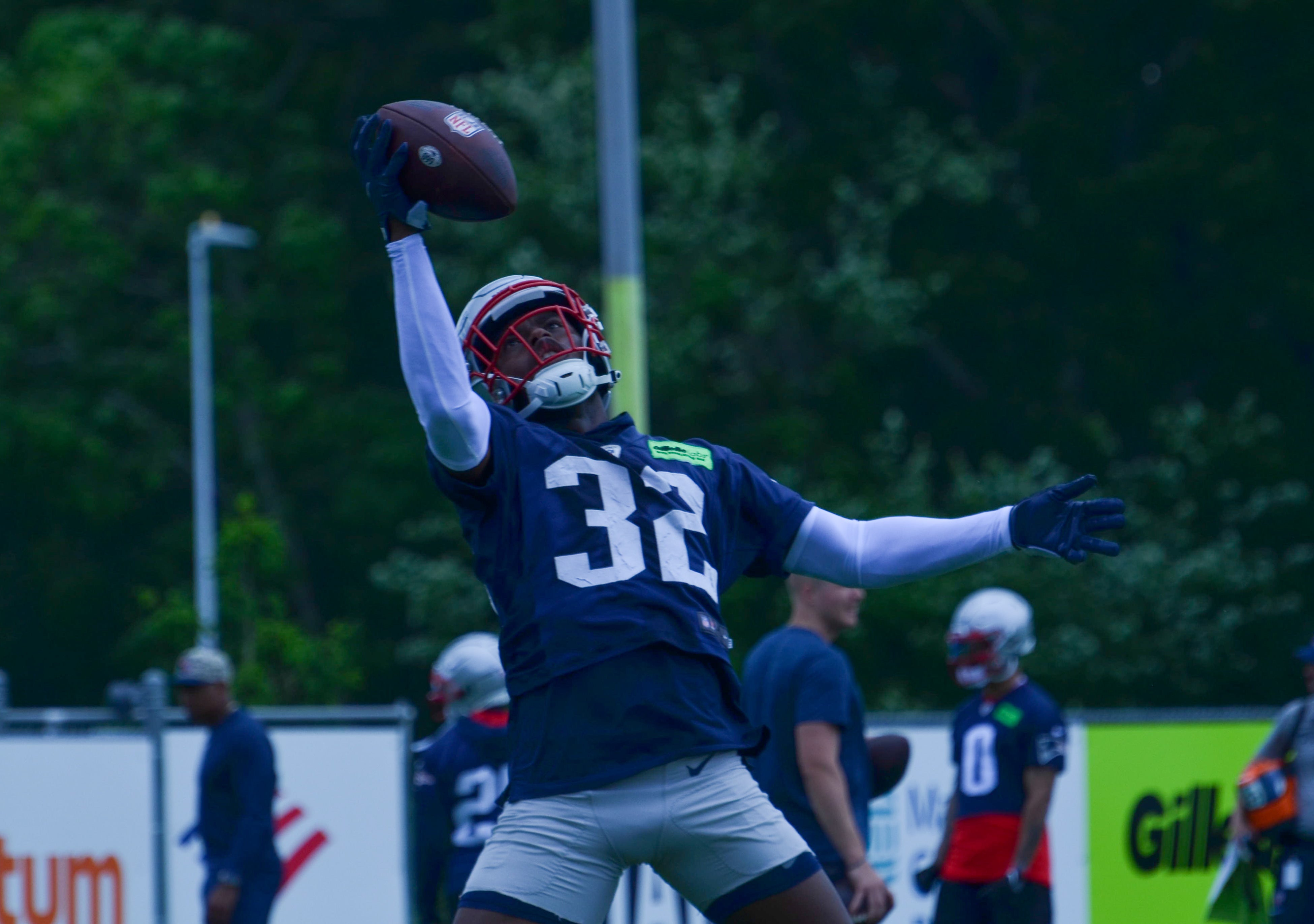 Patriots S Jaylinn Hawkins makes a one handed grab at OTAS - May 29, 2024