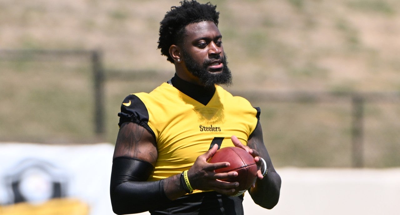 Jul 28, 2024; Latrobe, PA, USA; Pittsburgh Steelers linebacker Patrick Queen (6) participates in drills during training camp at Saint Vincent College. Mandatory Credit: Barry Reeger-USA TODAY Sports  