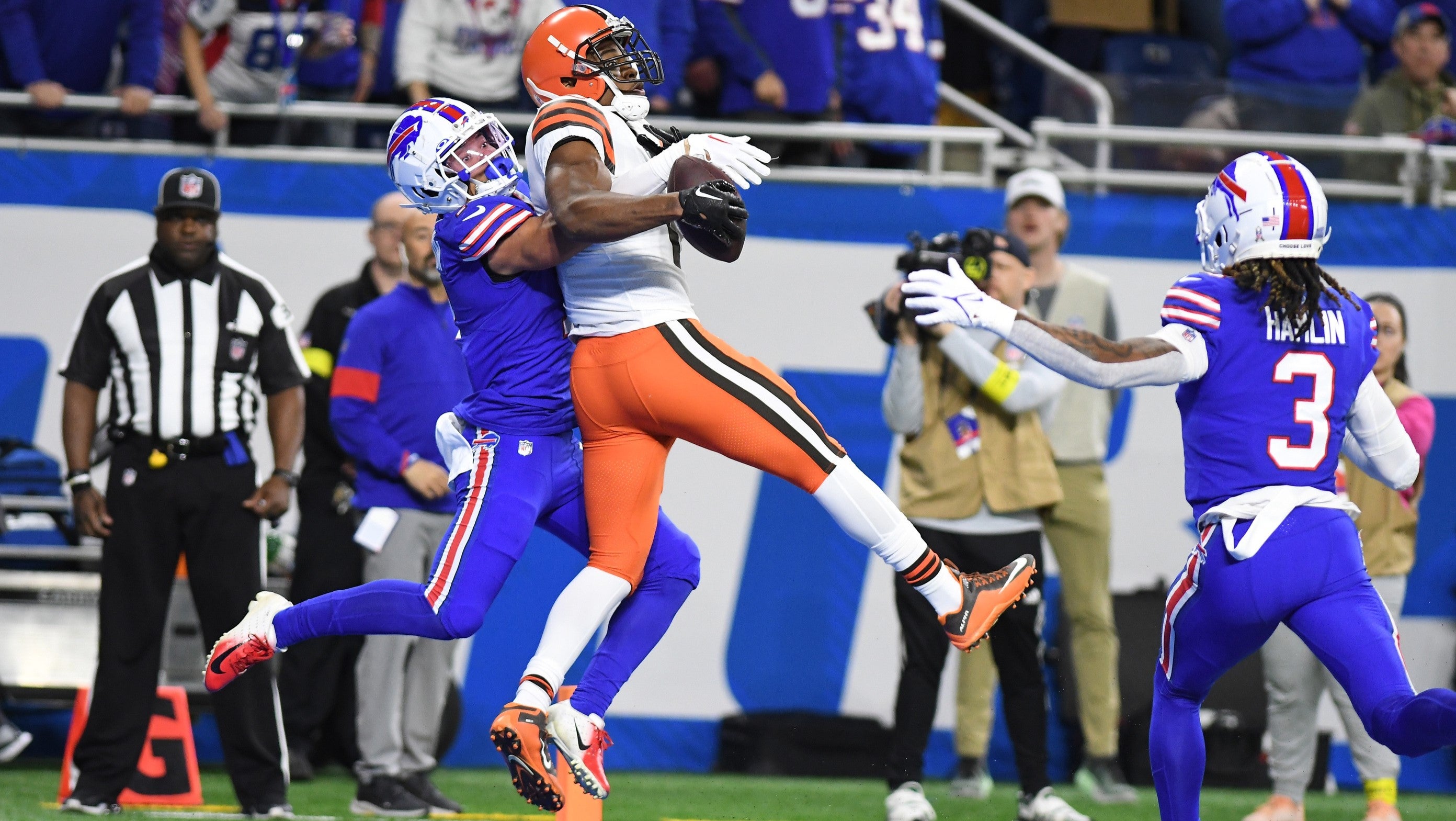 Nov 20, 2022; Detroit, Michigan, USA; Cleveland Browns wide receiver Amari Cooper (2) catches a touchdown pass against the Buffalo Bills in the first quarter at Ford Field.