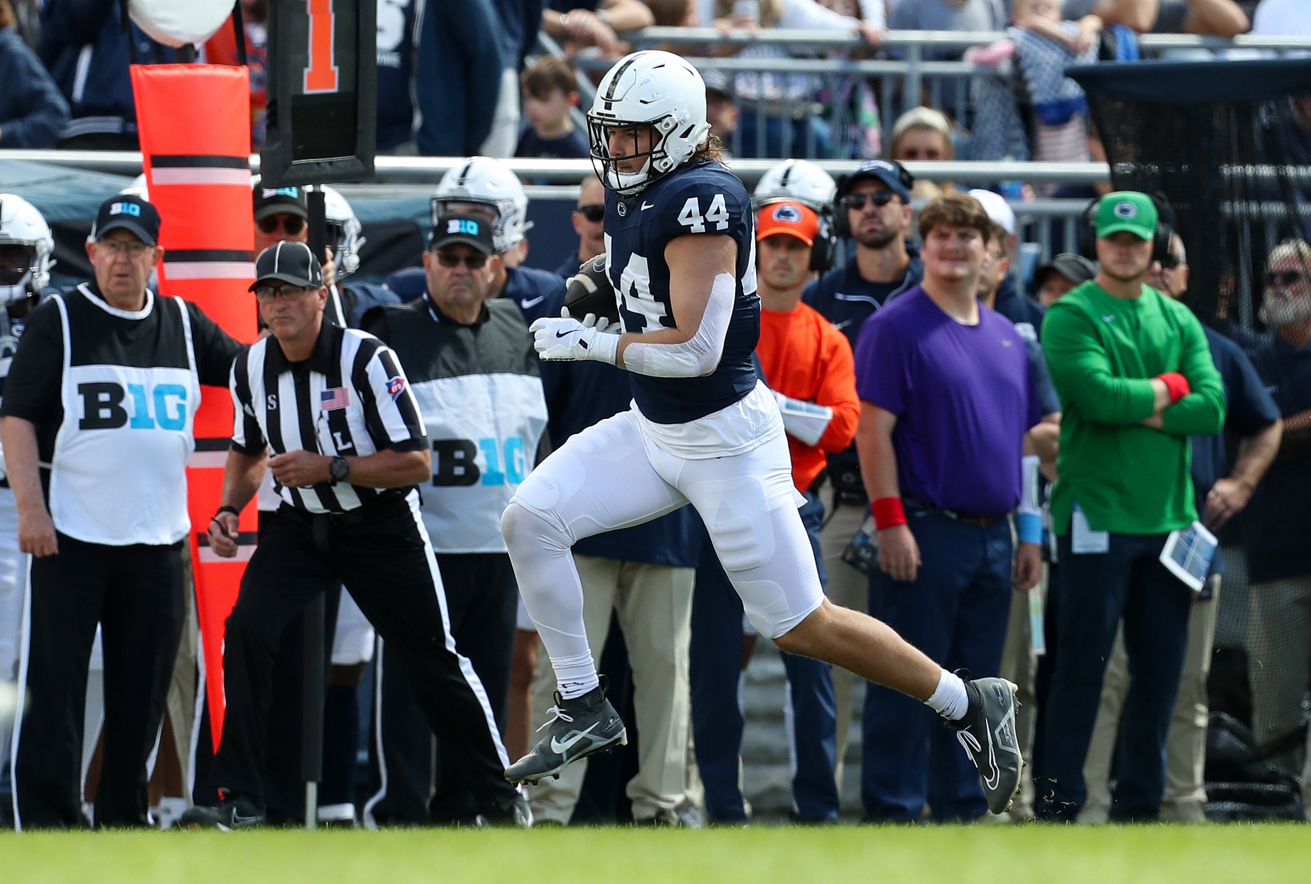 Sep 7, 2024; University Park, Pennsylvania, USA; Penn State Nittany Lions tight end Tyler Warren (44) runs with the ball during the first quarter against the Bowling Green Falcons at Beaver Stadium.