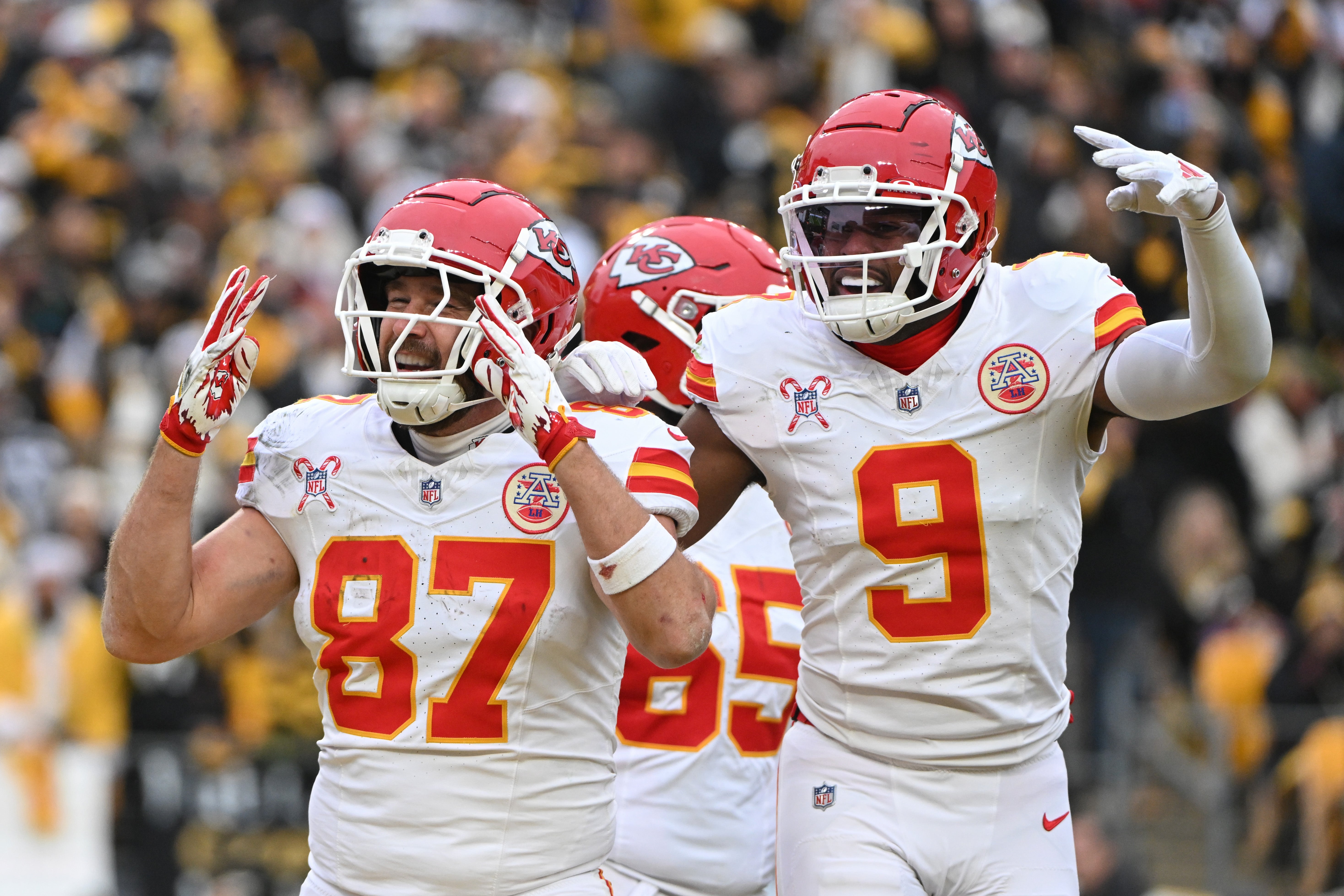 Chiefs tight end Travis Kelce (87) celebrates a touchdown wide receiver JuJu Smith-Schuster (9) against the Steelers