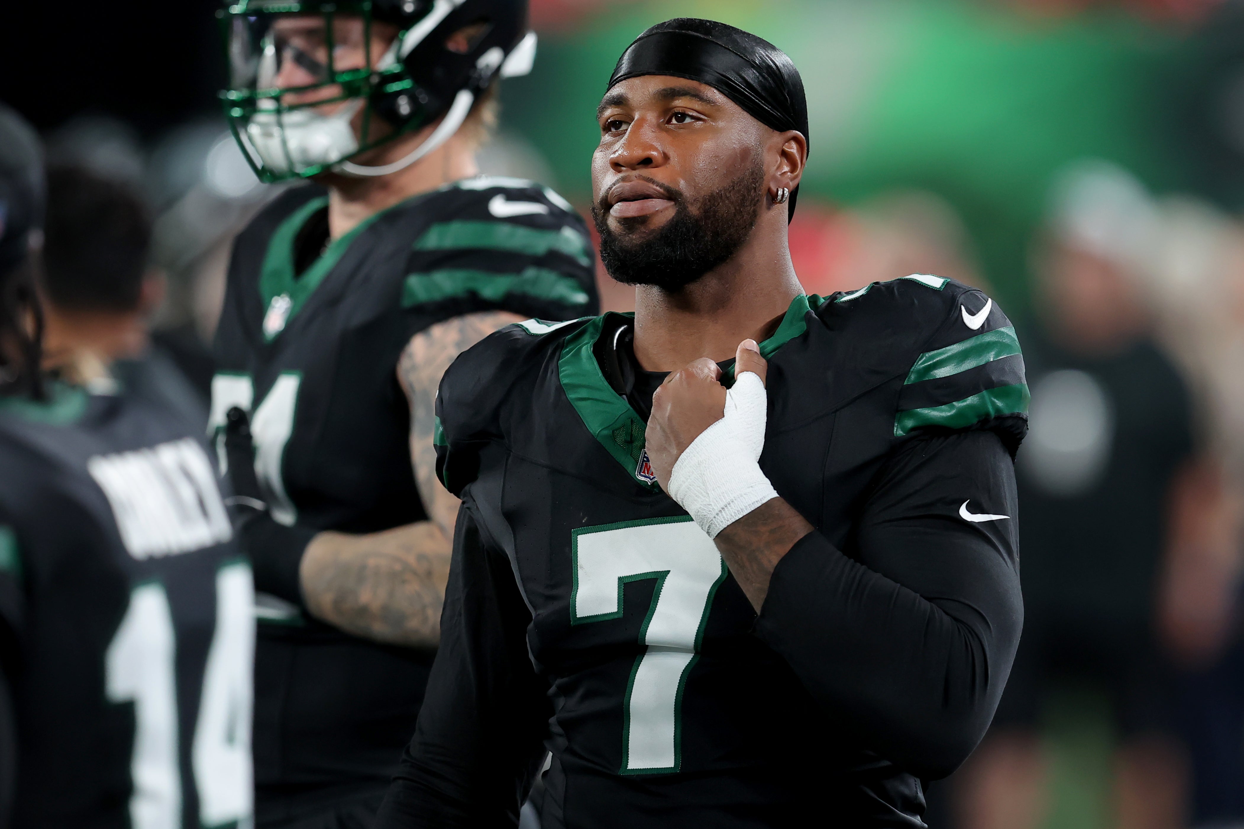 New York Jets defensive end Haason Reddick (7) on the sidelines during the first quarter against the Houston Texans at MetLife Stadium.