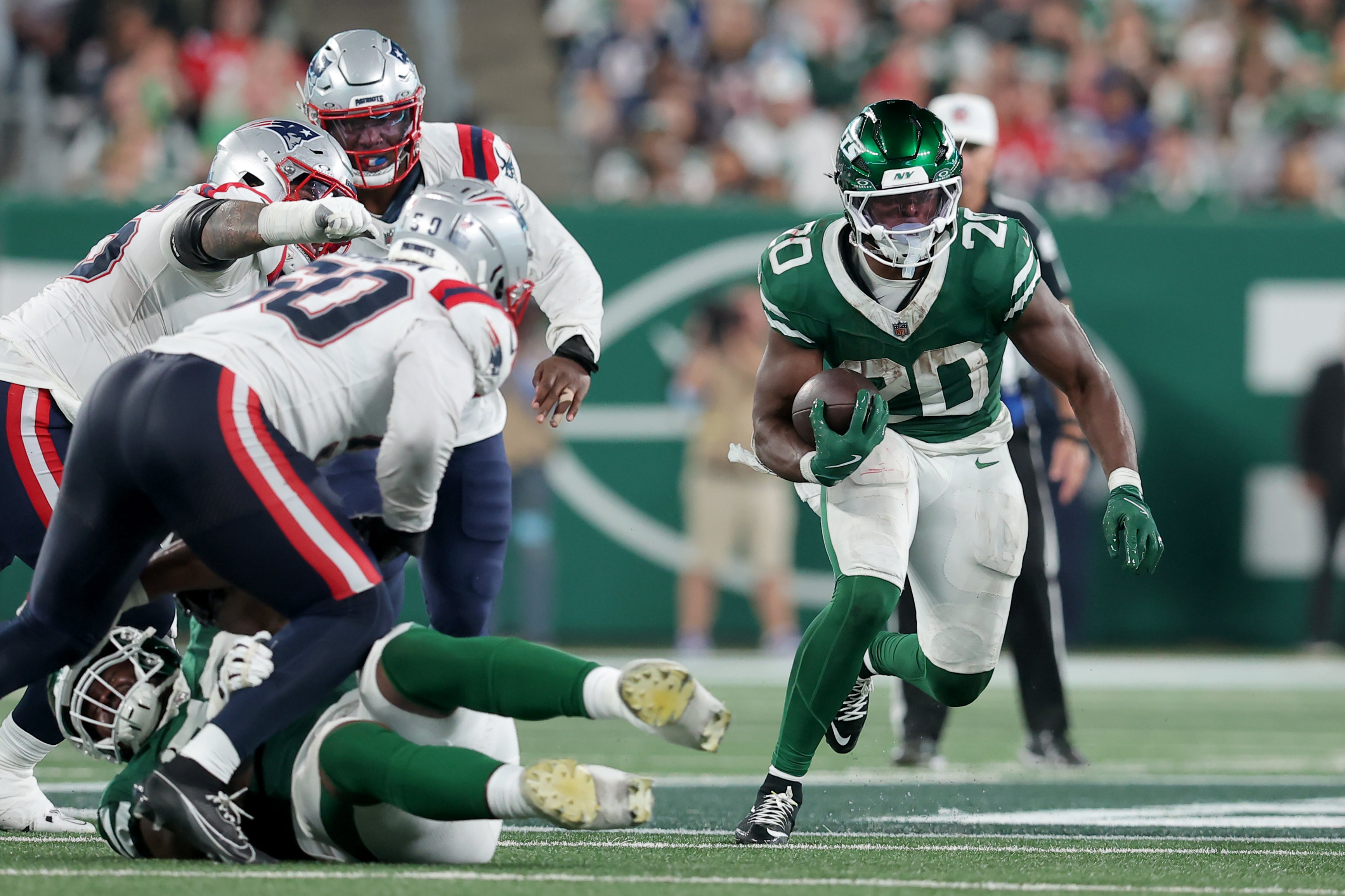 New York Jets running back Breece Hall (20) runs with the ball against the New England Patriots during the second quarter at MetLife Stadium.